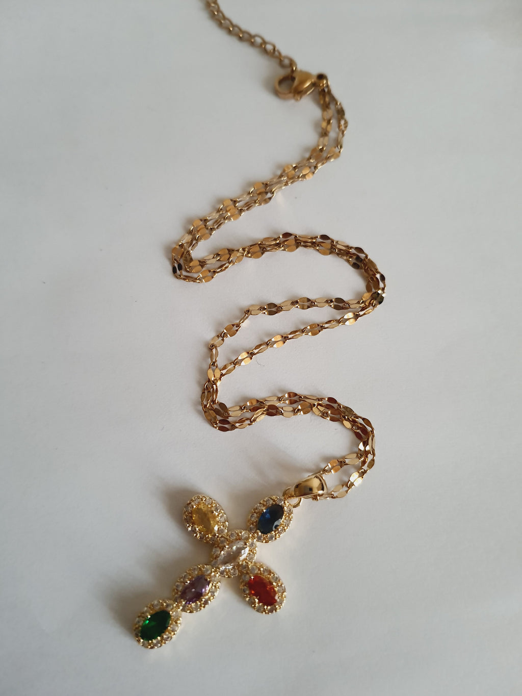 Naszyjnik złoty 40–46 cm ze stali nierdzewnej z krzyżem wysadzanym kolorowymi cyrkoniami w złotej oprawie, Rouge Bizu. #bizuteria #biżuteriapozłacana #stalnierdzewna #stalchirurgiczna #platerowane18k #wodoodporne #hipoalergiczne #retro #vintage  #rougebizu