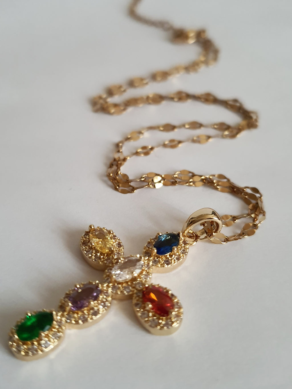 Naszyjnik złoty 40–46 cm ze stali nierdzewnej z krzyżem wysadzanym kolorowymi cyrkoniami w złotej oprawie, Rouge Bizu. #bizuteria #biżuteriapozłacana #stalnierdzewna #stalchirurgiczna #platerowane18k #wodoodporne #hipoalergiczne #retro #vintage  #rougebizu