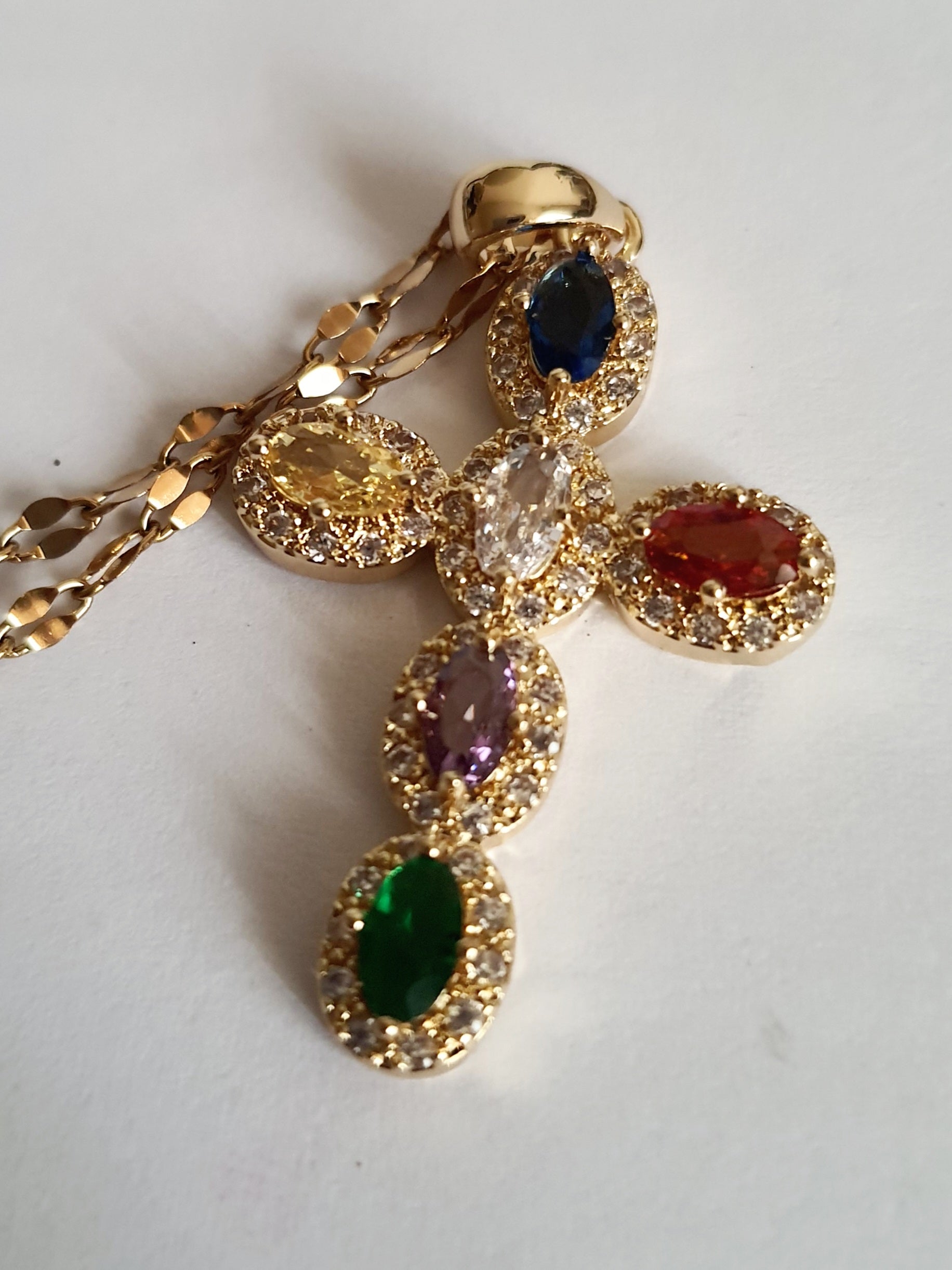 Naszyjnik złoty 40–46 cm ze stali nierdzewnej z krzyżem wysadzanym kolorowymi cyrkoniami w złotej oprawie, Rouge Bizu. #bizuteria #biżuteriapozłacana #stalnierdzewna #stalchirurgiczna #platerowane18k #wodoodporne #hipoalergiczne #retro #vintage  #rougebizu