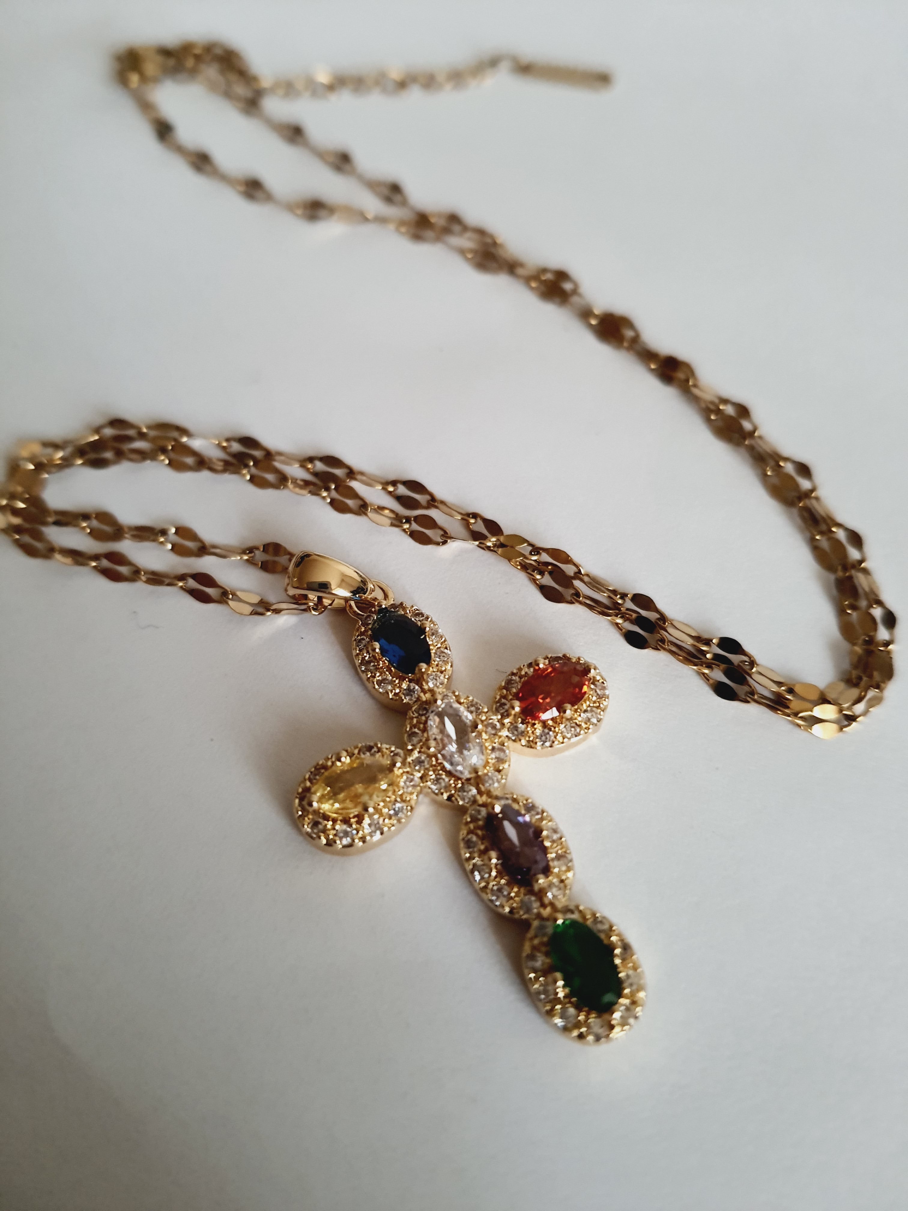 Naszyjnik złoty 40–46 cm ze stali nierdzewnej z krzyżem wysadzanym kolorowymi cyrkoniami w złotej oprawie, Rouge Bizu. #bizuteria #biżuteriapozłacana #stalnierdzewna #stalchirurgiczna #platerowane18k #wodoodporne #hipoalergiczne #retro #vintage  #rougebizu