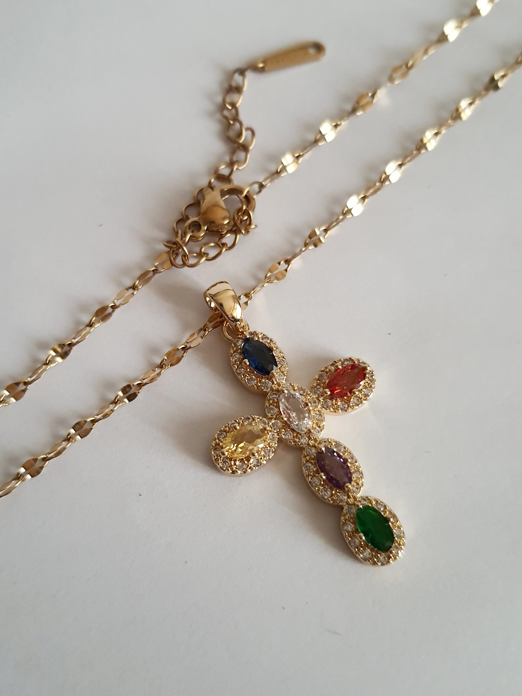 Naszyjnik złoty 40–46 cm ze stali nierdzewnej z krzyżem wysadzanym kolorowymi cyrkoniami w złotej oprawie, Rouge Bizu. #bizuteria #biżuteriapozłacana #stalnierdzewna #stalchirurgiczna #platerowane18k #wodoodporne #hipoalergiczne #retro #vintage  #rougebizu