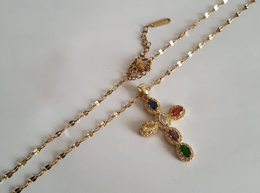 Naszyjnik złoty 40–46 cm ze stali nierdzewnej z krzyżem wysadzanym kolorowymi cyrkoniami w złotej oprawie, Rouge Bizu. #bizuteria #biżuteriapozłacana #stalnierdzewna #stalchirurgiczna #platerowane18k #wodoodporne #hipoalergiczne #retro #vintage  #rougebizu