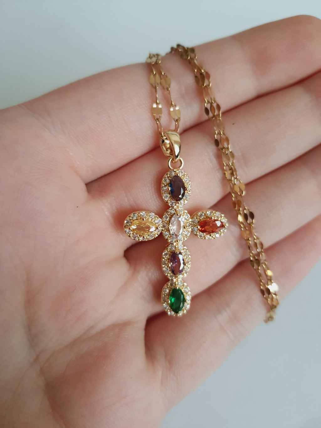 Naszyjnik złoty 40–46 cm ze stali nierdzewnej z krzyżem wysadzanym kolorowymi cyrkoniami w złotej oprawie, Rouge Bizu. #bizuteria #biżuteriapozłacana #stalnierdzewna #stalchirurgiczna #platerowane18k #wodoodporne #hipoalergiczne #retro #vintage  #rougebizu