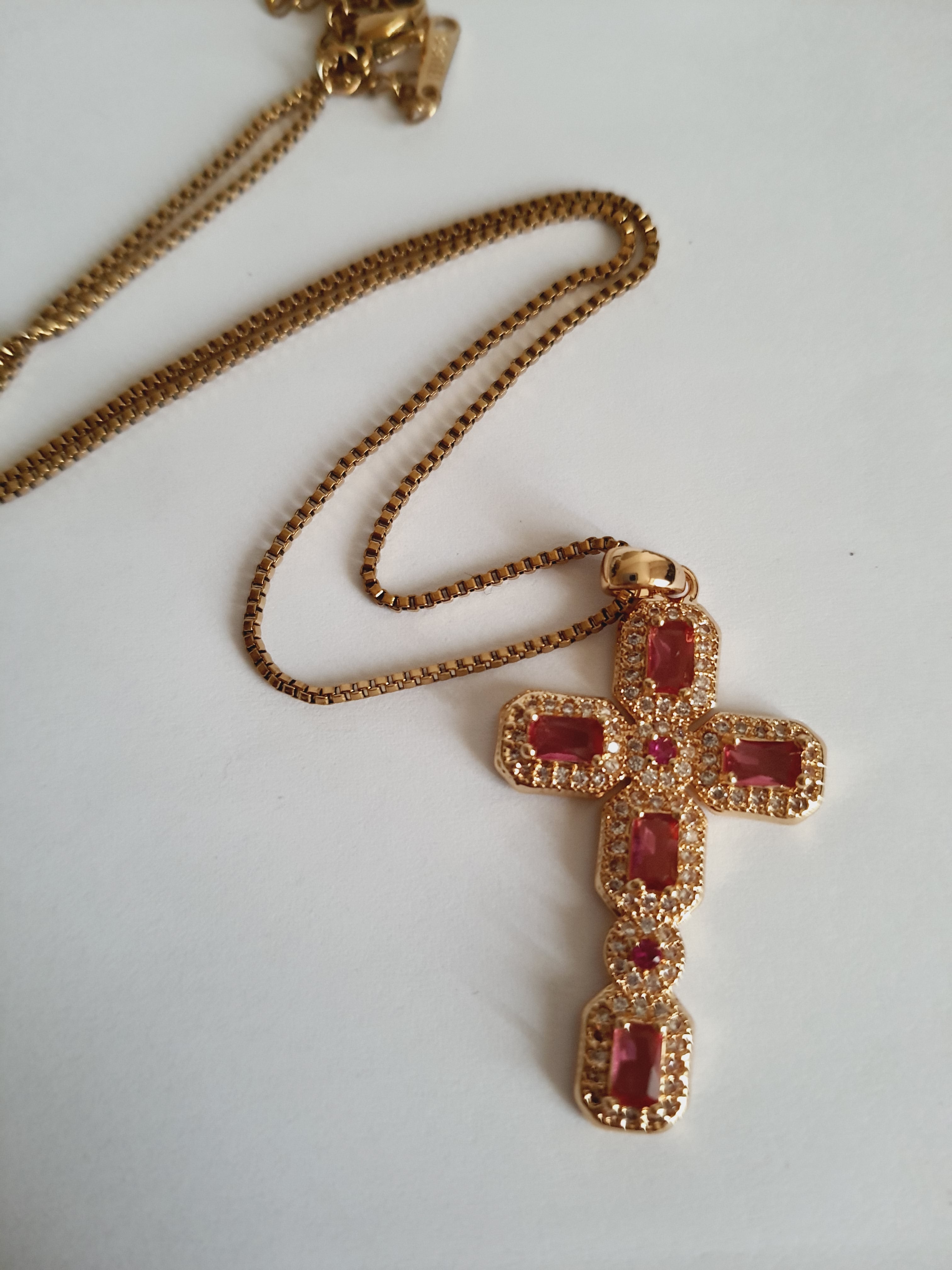 Naszyjnik złoty 40–47 cm ze stali nierdzewnej z krzyżem wysadzanym różowymi i białymi cyrkoniami w geometrycznej oprawie, Rouge Bizu. #bizuteria #biżuteriapozłacana #stalnierdzewna #stalchirurgiczna #platerowane18k #wodoodporne #hipoalergiczne #retro #vintage  #rougebizu