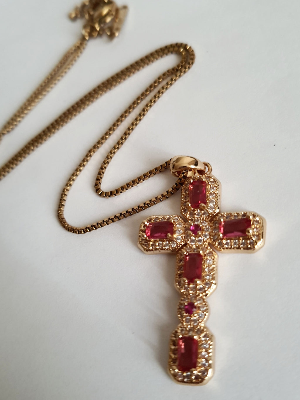 Naszyjnik złoty 40–47 cm ze stali nierdzewnej z krzyżem wysadzanym różowymi i białymi cyrkoniami w geometrycznej oprawie, Rouge Bizu. #bizuteria #biżuteriapozłacana #stalnierdzewna #stalchirurgiczna #platerowane18k #wodoodporne #hipoalergiczne #retro #vintage  #rougebizu