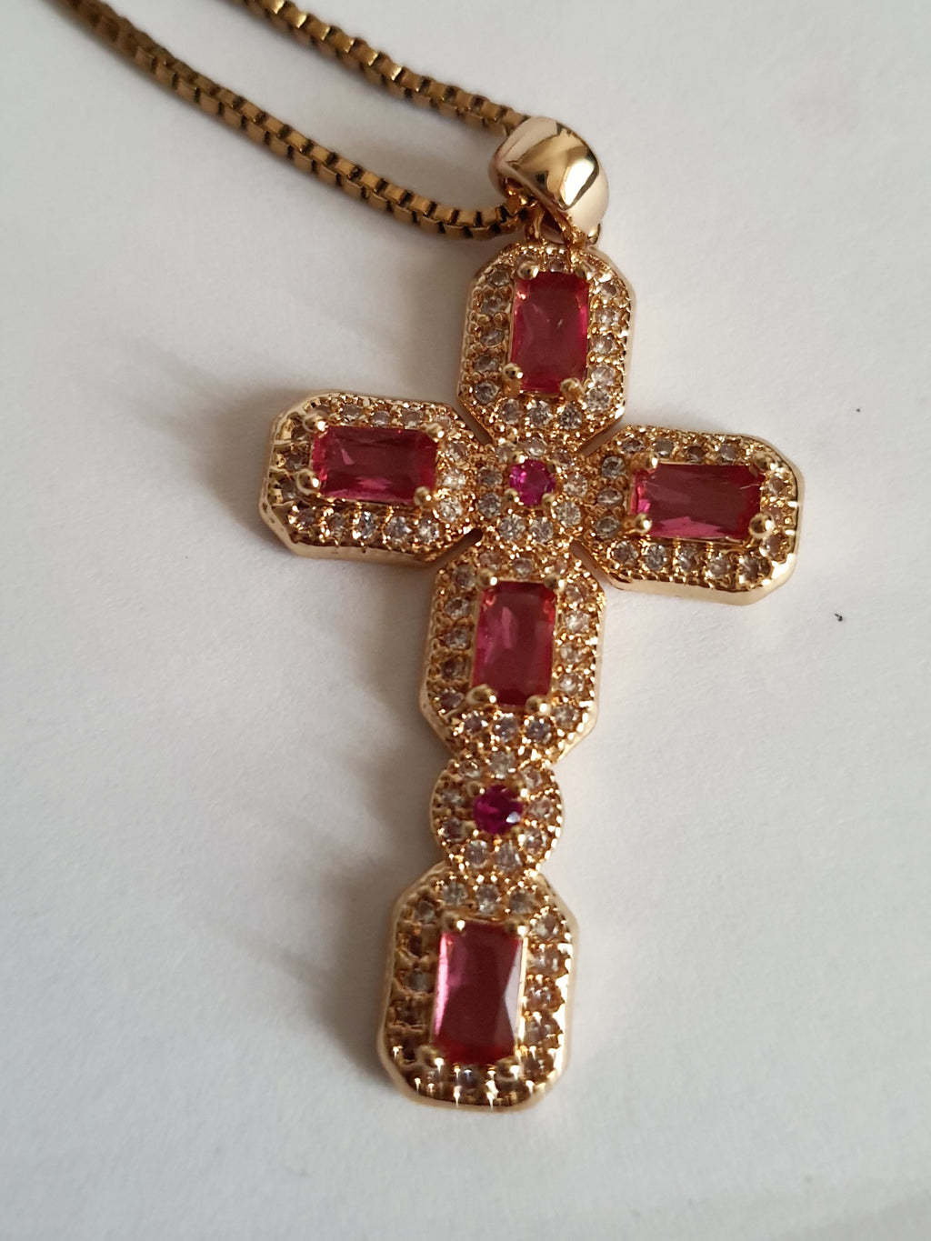 Naszyjnik złoty 40–47 cm ze stali nierdzewnej z krzyżem wysadzanym różowymi i białymi cyrkoniami w geometrycznej oprawie, Rouge Bizu. #bizuteria #biżuteriapozłacana #stalnierdzewna #stalchirurgiczna #platerowane18k #wodoodporne #hipoalergiczne #retro #vintage  #rougebizu