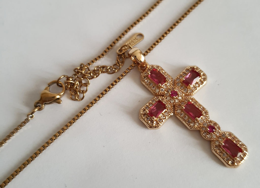 Naszyjnik złoty 40–47 cm ze stali nierdzewnej z krzyżem wysadzanym różowymi i białymi cyrkoniami w geometrycznej oprawie, Rouge Bizu. #bizuteria #biżuteriapozłacana #stalnierdzewna #stalchirurgiczna #platerowane18k #wodoodporne #hipoalergiczne #retro #vintage  #rougebizu
