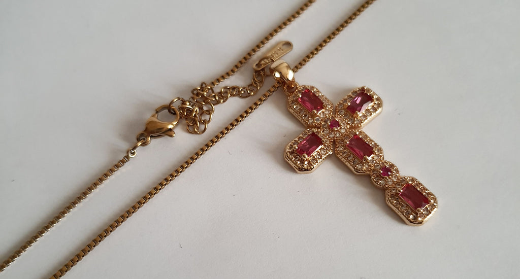 Naszyjnik złoty 40–47 cm ze stali nierdzewnej z krzyżem wysadzanym różowymi i białymi cyrkoniami w geometrycznej oprawie, Rouge Bizu. #bizuteria #biżuteriapozłacana #stalnierdzewna #stalchirurgiczna #platerowane18k #wodoodporne #hipoalergiczne #retro #vintage  #rougebizu