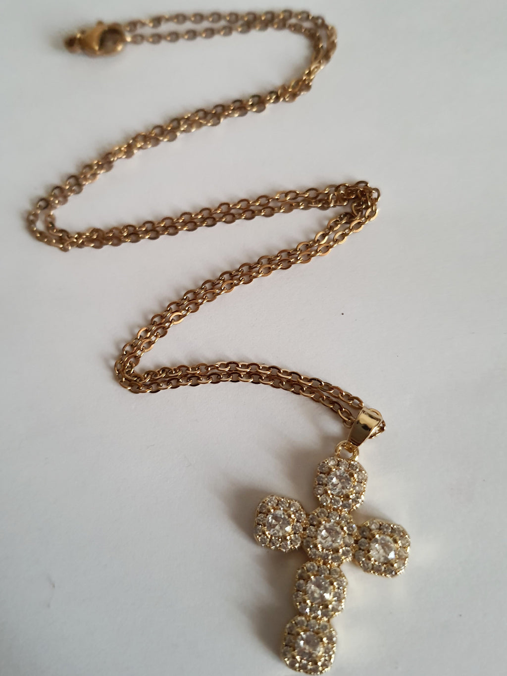 Naszyjnik złoty 50 cm ze stali nierdzewnej, z krzyżem wysadzanym białymi cyrkoniami, klasyczna elegancja, Rouge Bizu. #bizuteria #biżuteriapozłacana #stalnierdzewna #stalchirurgiczna #platerowane18k #wodoodporne #hipoalergiczne #retro #vintage  #rougebizu