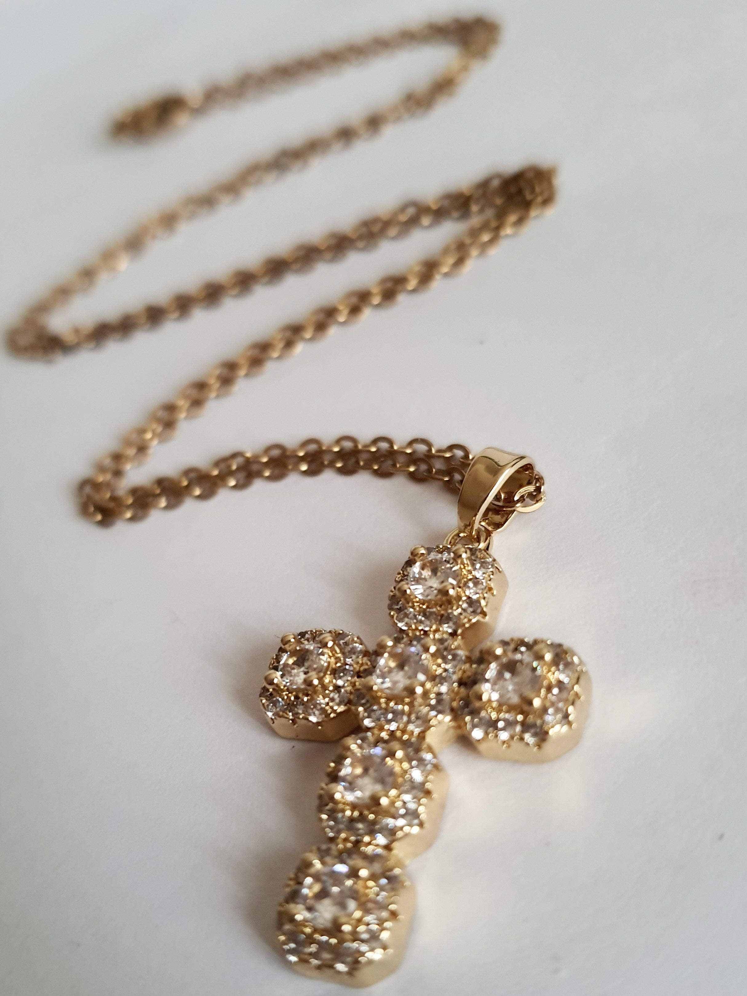 Naszyjnik złoty 50 cm ze stali nierdzewnej, z krzyżem wysadzanym białymi cyrkoniami, klasyczna elegancja, Rouge Bizu. #bizuteria #biżuteriapozłacana #stalnierdzewna #stalchirurgiczna #platerowane18k #wodoodporne #hipoalergiczne #retro #vintage  #rougebizu