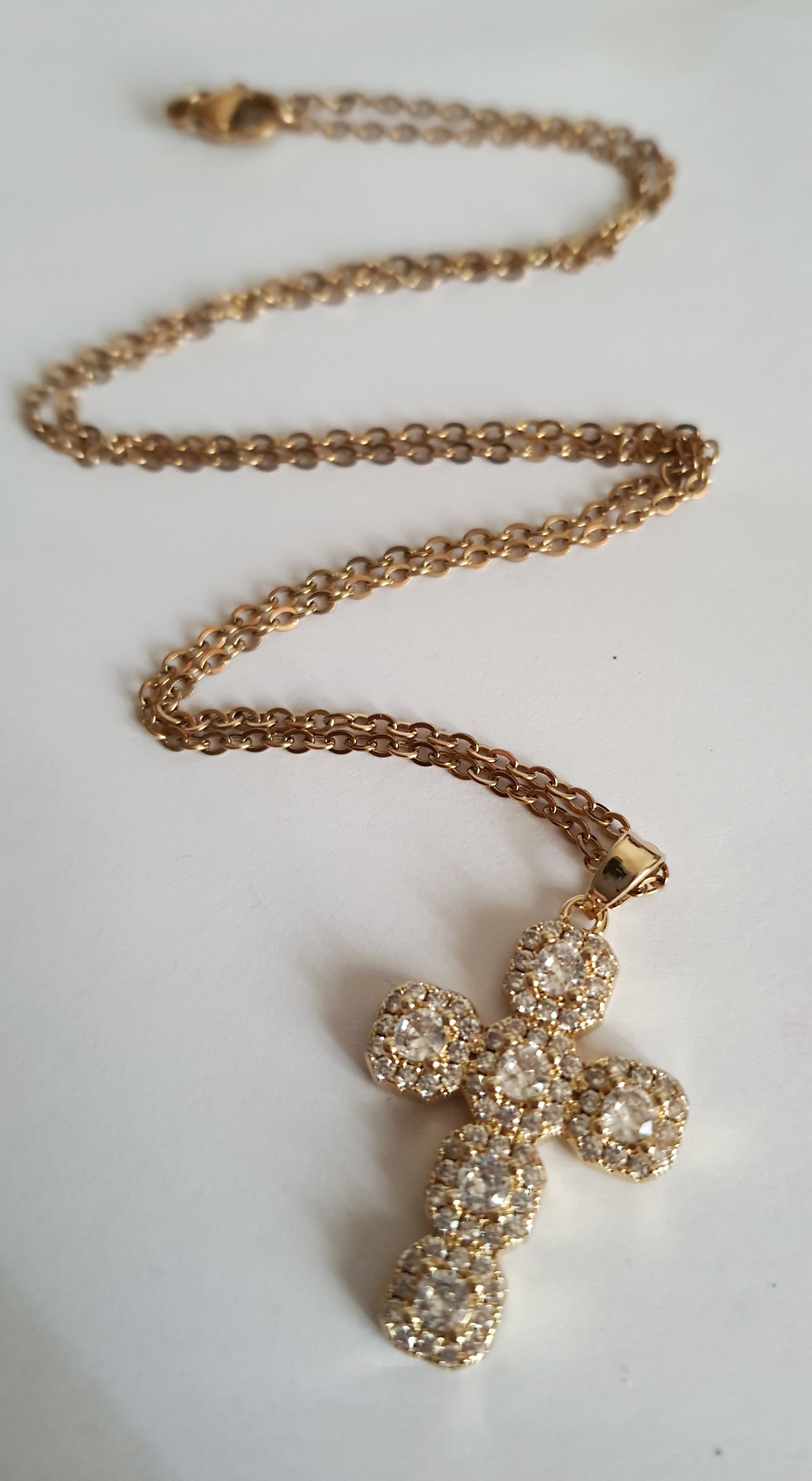 Naszyjnik złoty 50 cm ze stali nierdzewnej, z krzyżem wysadzanym białymi cyrkoniami, klasyczna elegancja, Rouge Bizu. #bizuteria #biżuteriapozłacana #stalnierdzewna #stalchirurgiczna #platerowane18k #wodoodporne #hipoalergiczne #retro #vintage  #rougebizu