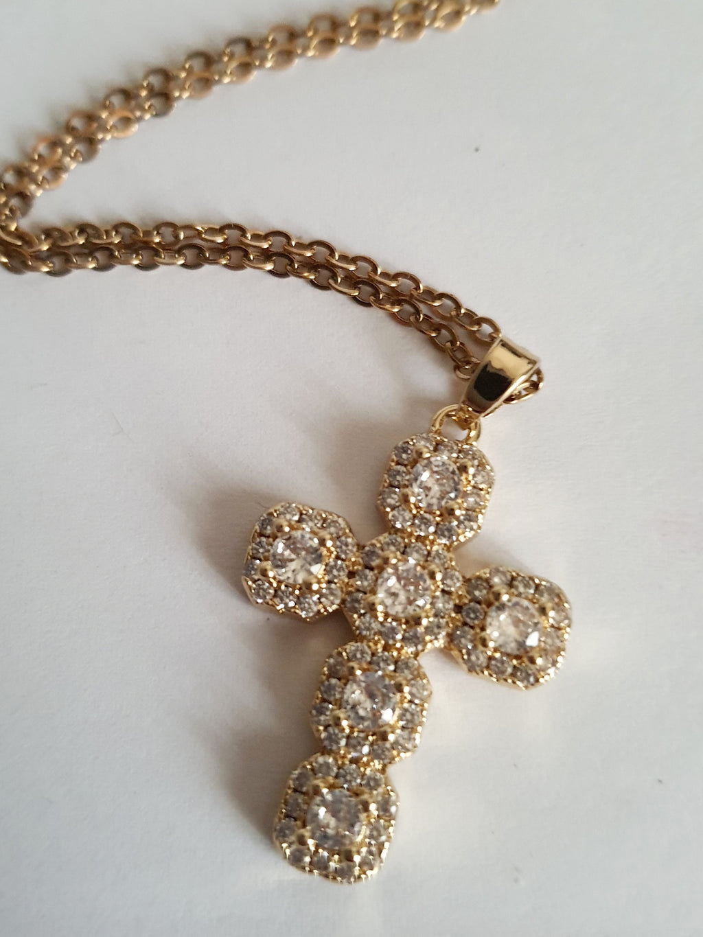 Naszyjnik złoty 50 cm ze stali nierdzewnej, z krzyżem wysadzanym białymi cyrkoniami, klasyczna elegancja, Rouge Bizu. #bizuteria #biżuteriapozłacana #stalnierdzewna #stalchirurgiczna #platerowane18k #wodoodporne #hipoalergiczne #retro #vintage  #rougebizu