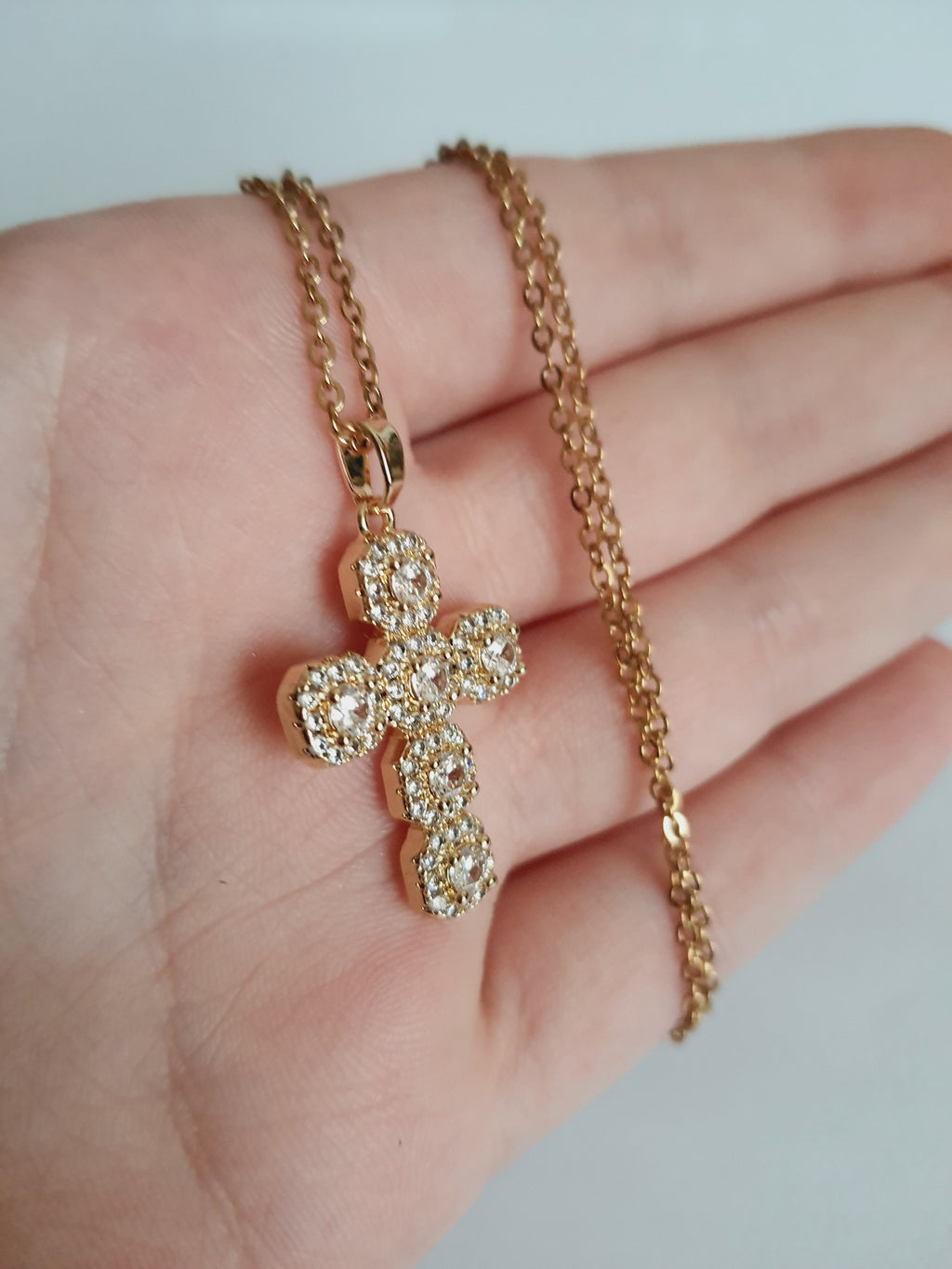 Naszyjnik złoty 50 cm ze stali nierdzewnej, z krzyżem wysadzanym białymi cyrkoniami, klasyczna elegancja, Rouge Bizu. #bizuteria #biżuteriapozłacana #stalnierdzewna #stalchirurgiczna #platerowane18k #wodoodporne #hipoalergiczne #retro #vintage  #rougebizu