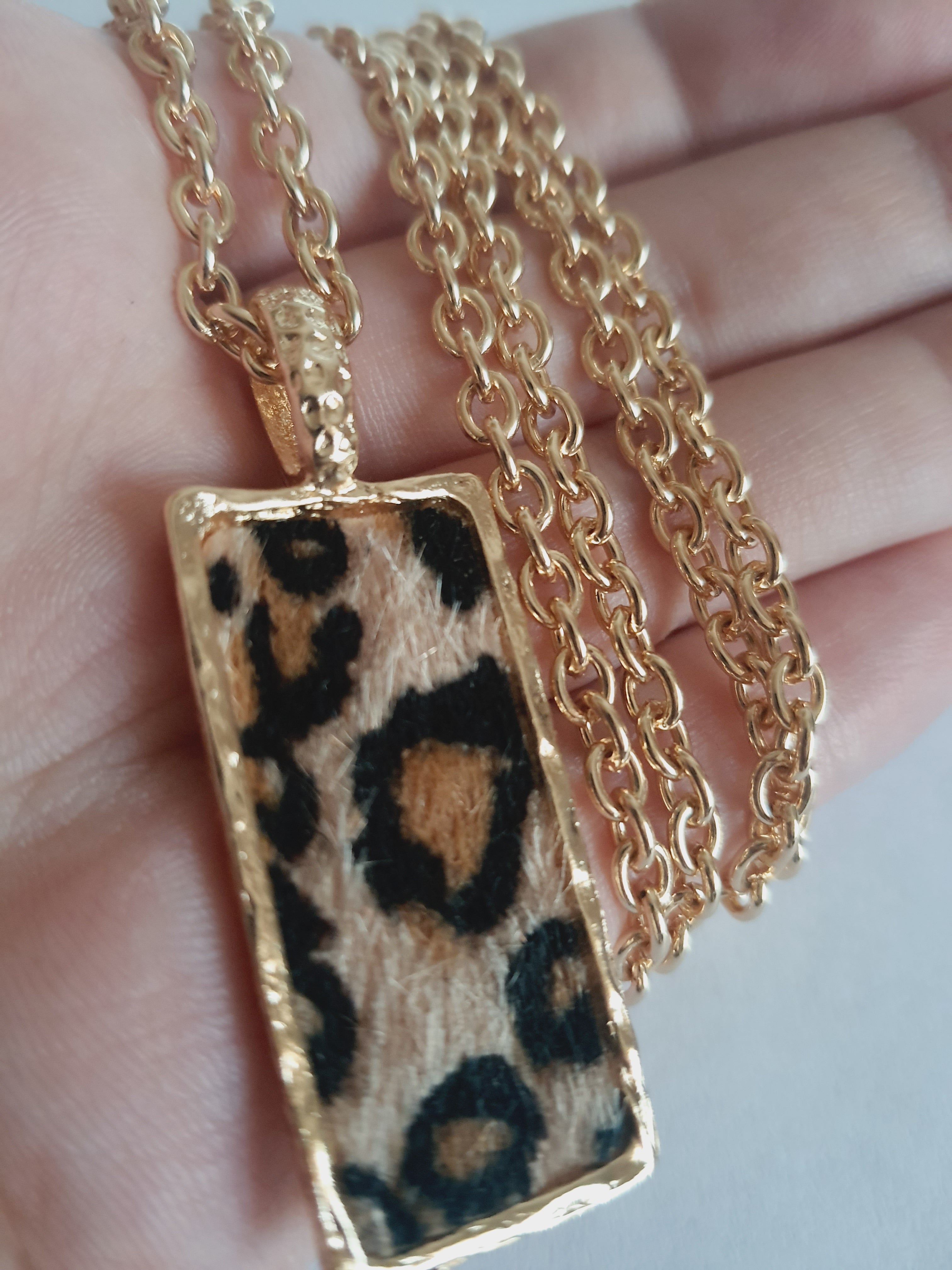 Złoty naszyjnik ze stali chirurgicznej z długim łańcuszkiem (81 cm) i prostokątną zawieszką w panterkowy wzór z imitacją futerka. Stal chirurgiczna, stal nierdzewna, wodoodporne, hipoalergiczne, jakość premium. RougeBizu.