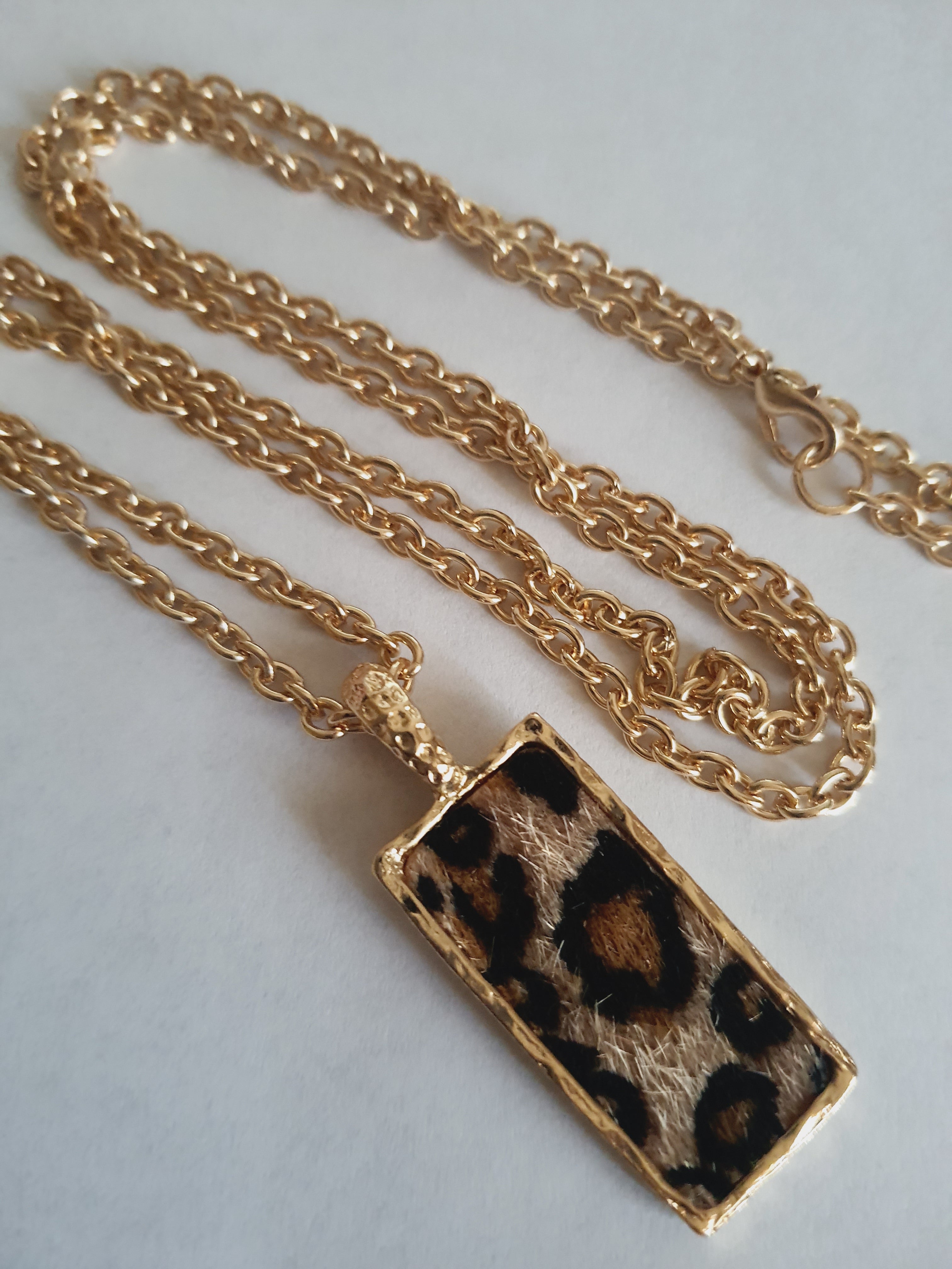 Złoty naszyjnik ze stali chirurgicznej z długim łańcuszkiem (81 cm) i prostokątną zawieszką w panterkowy wzór z imitacją futerka. Stal chirurgiczna, stal nierdzewna, wodoodporne, hipoalergiczne, jakość premium. RougeBizu.