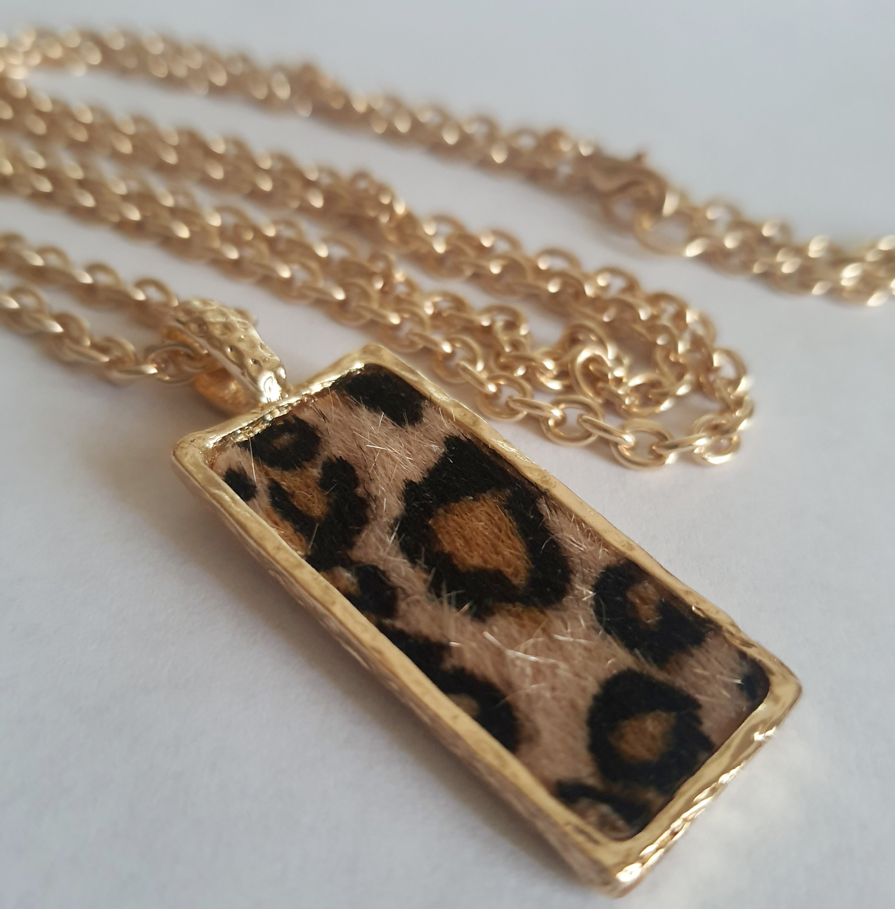 Złoty naszyjnik ze stali chirurgicznej z długim łańcuszkiem (81 cm) i prostokątną zawieszką w panterkowy wzór z imitacją futerka. Stal chirurgiczna, stal nierdzewna, wodoodporne, hipoalergiczne, jakość premium. RougeBizu.
