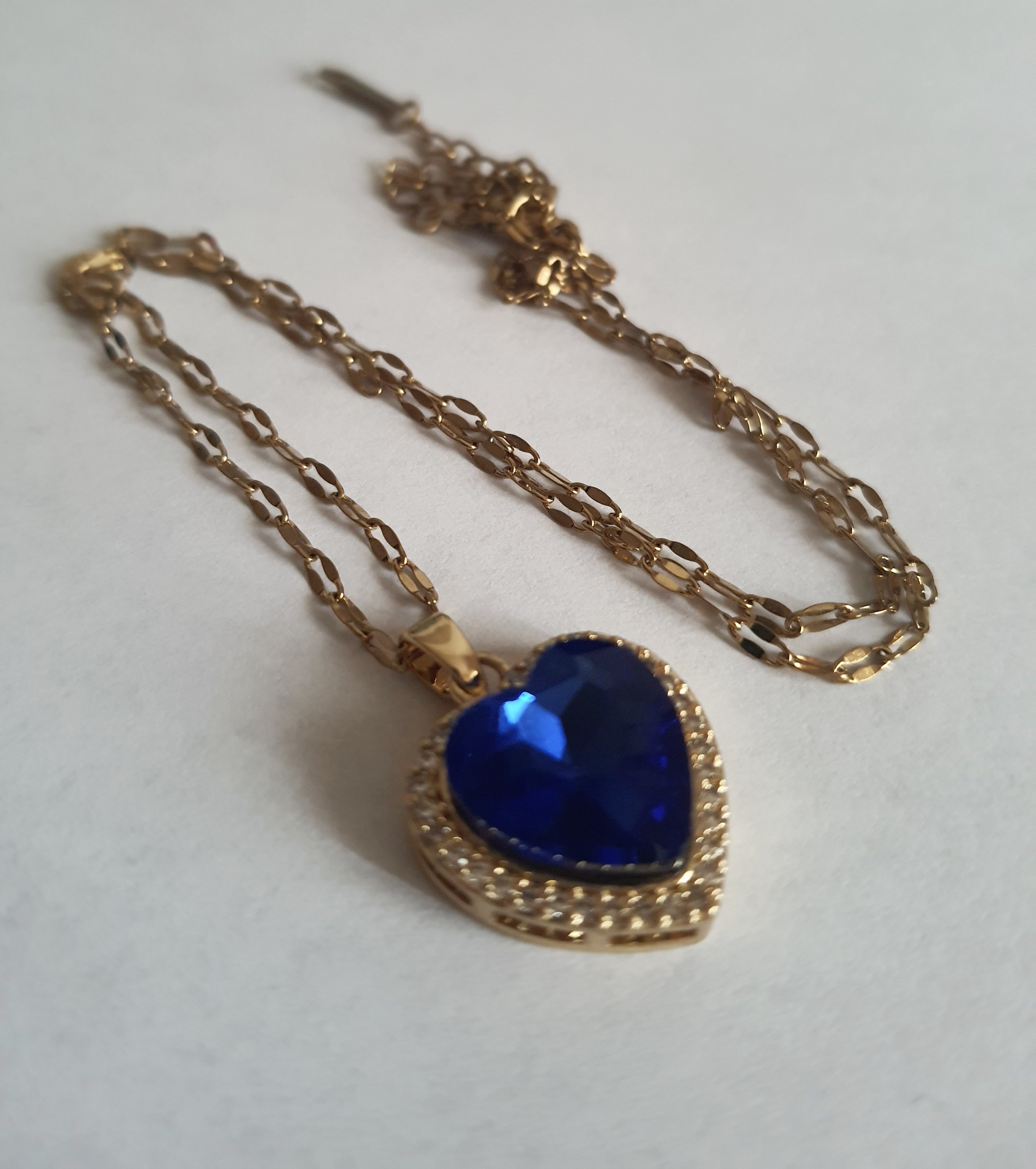 Naszyjnik złoty z niebieskim sercem – symbol miłości i elegancji