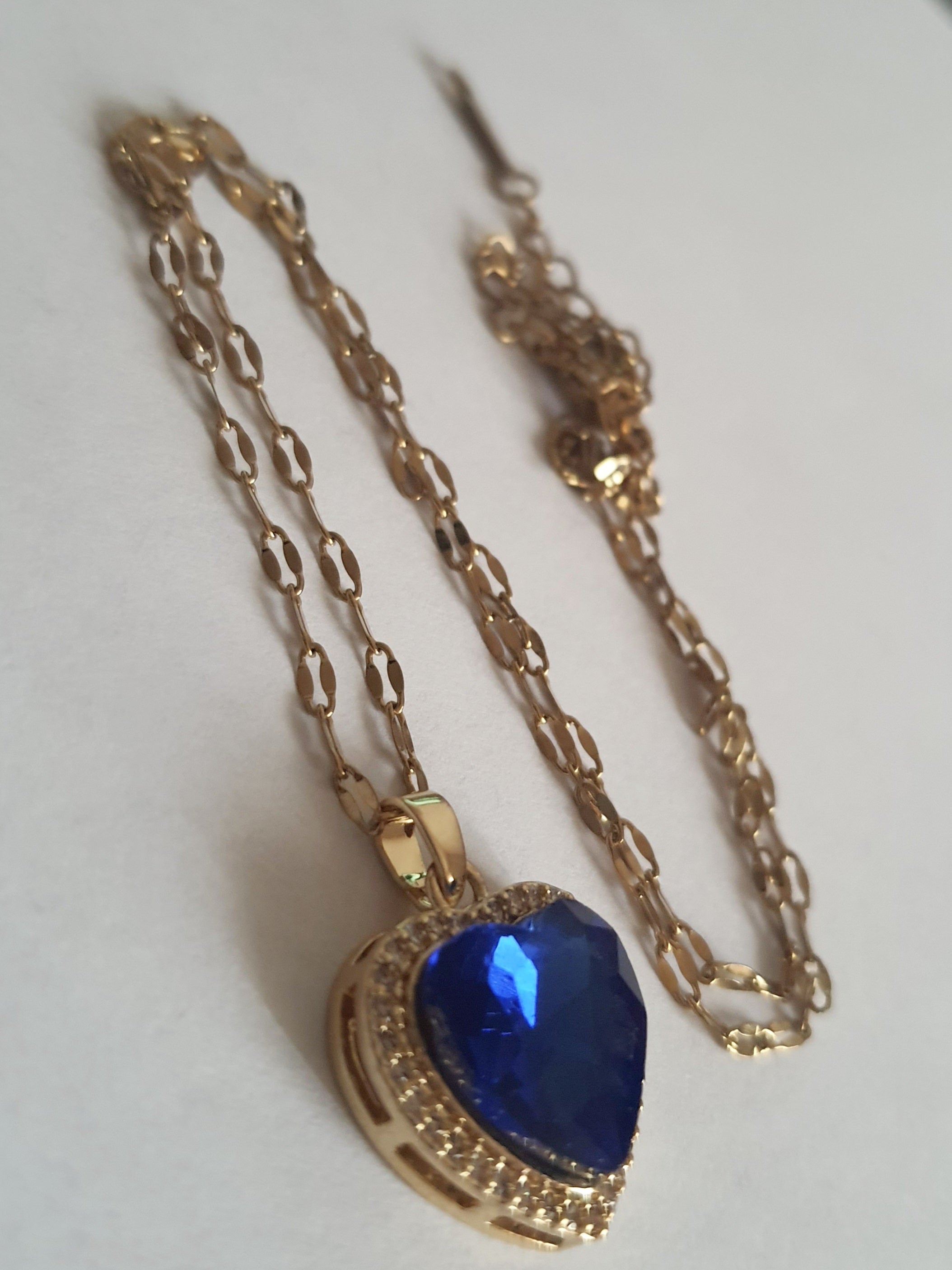 Naszyjnik złoty z niebieskim sercem – symbol miłości i elegancji