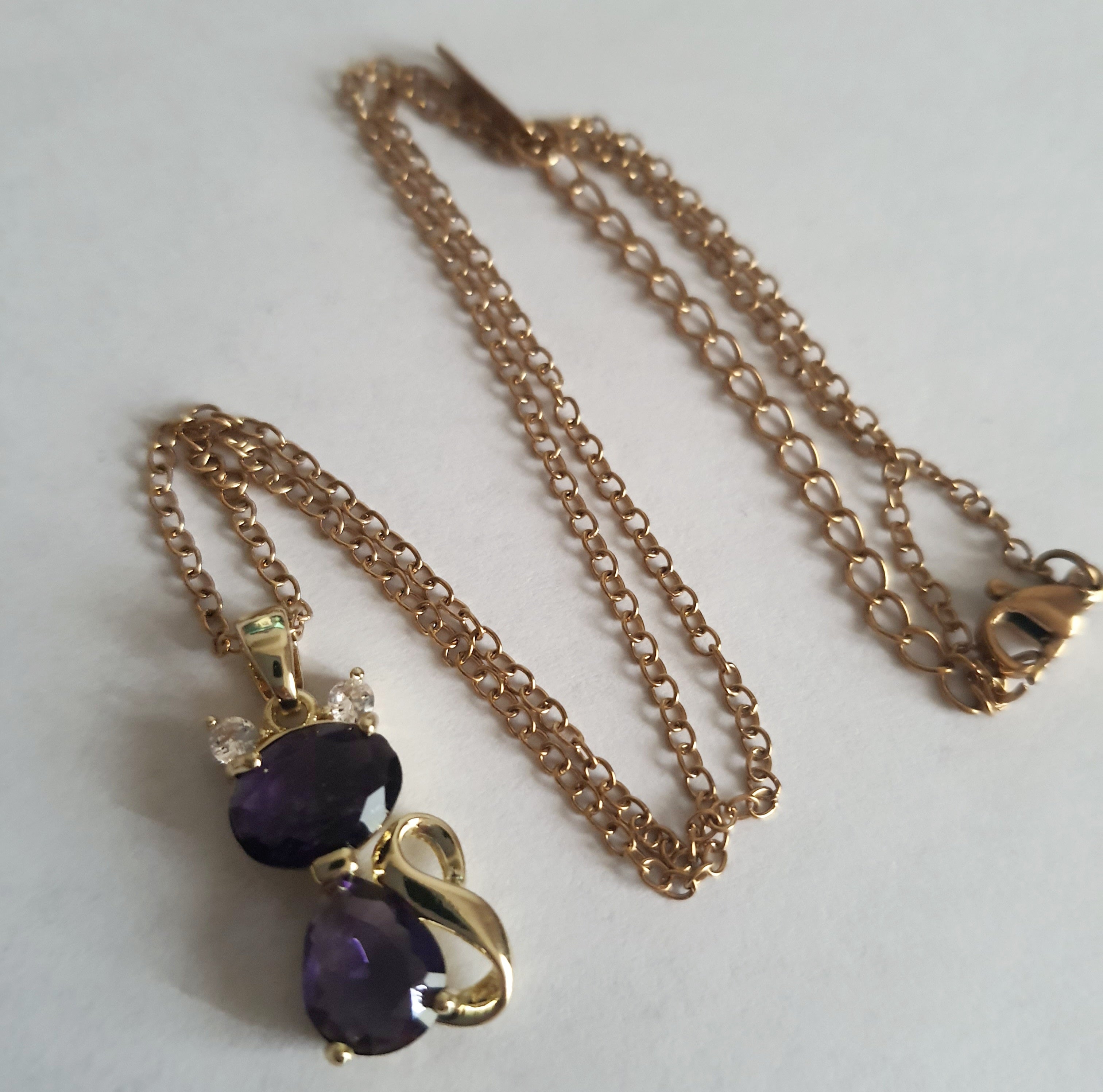 Naszyjnik złoty z fioletowym kotkiem – urok i magia w jednym