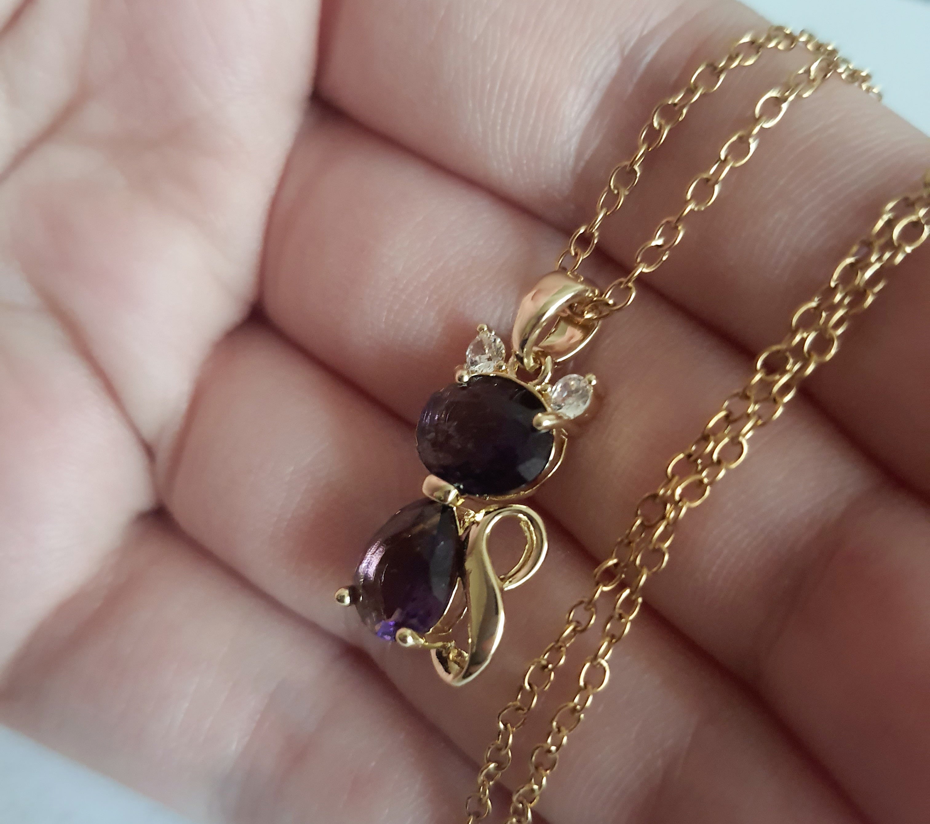 Naszyjnik złoty z fioletowym kotkiem – urok i magia w jednym