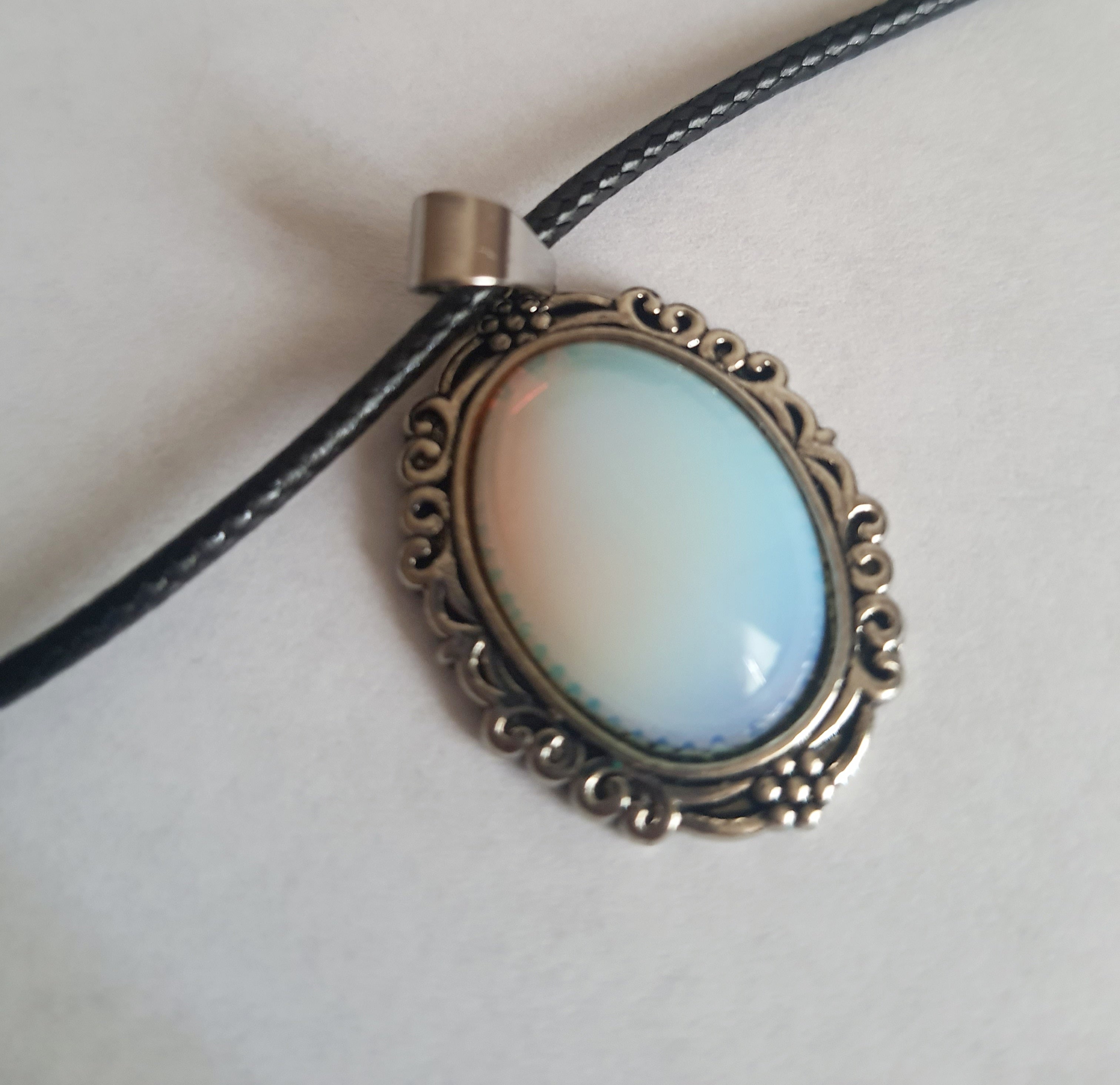 Naszyjnik vintage z syntetycznym opalem – tajemniczy blask i elegancja