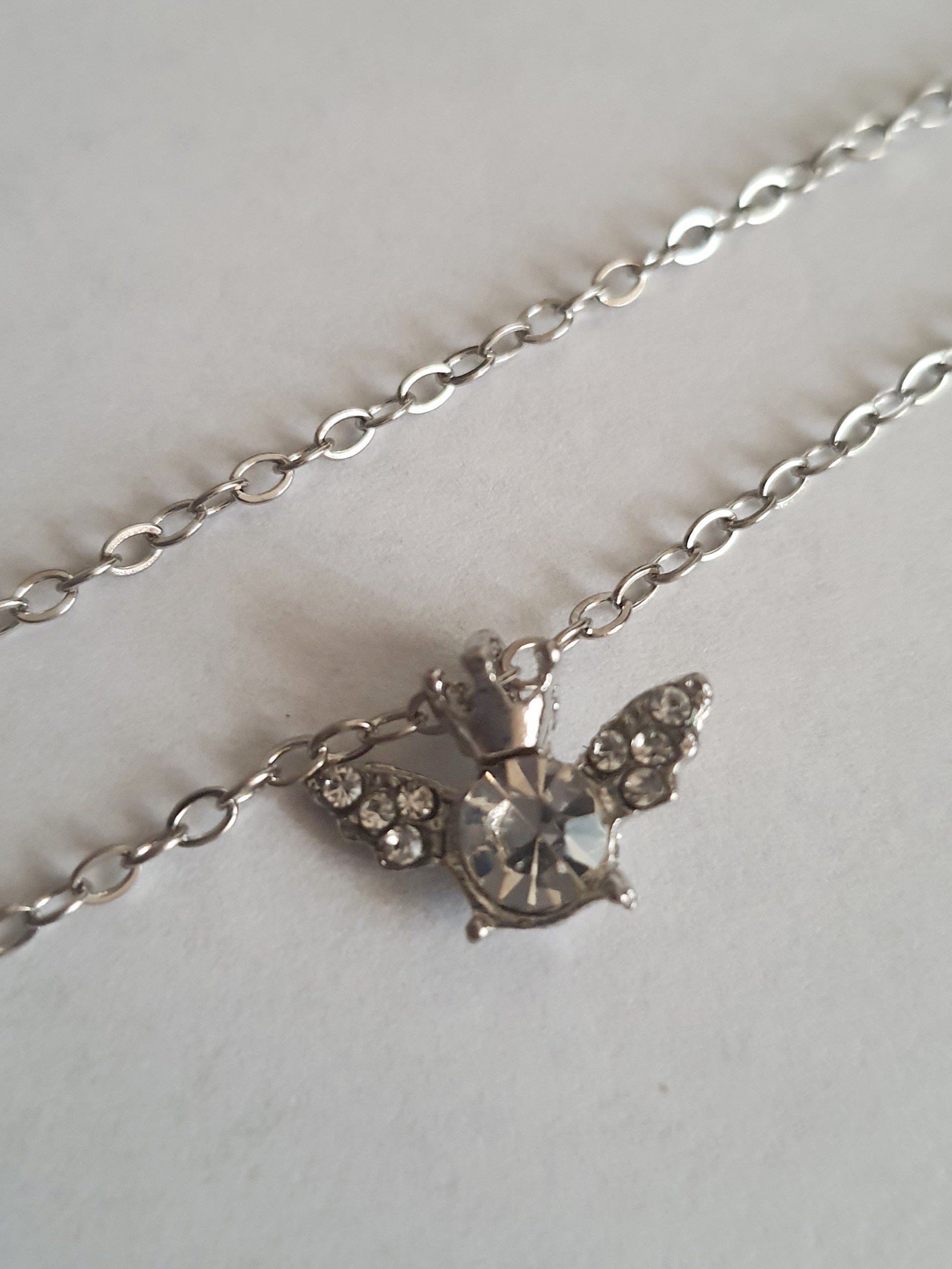 Naszyjnik srebrny ze stali nierdzewnej – stal chirurgiczna, wodoodporny, hipoalergiczny, jakość premium. Zawieszka w kształcie pszczółki z kryształowym środkiem i zdobionymi skrzydełkami. Długość łańcuszka 42–49 cm. Styl RougeBizu.