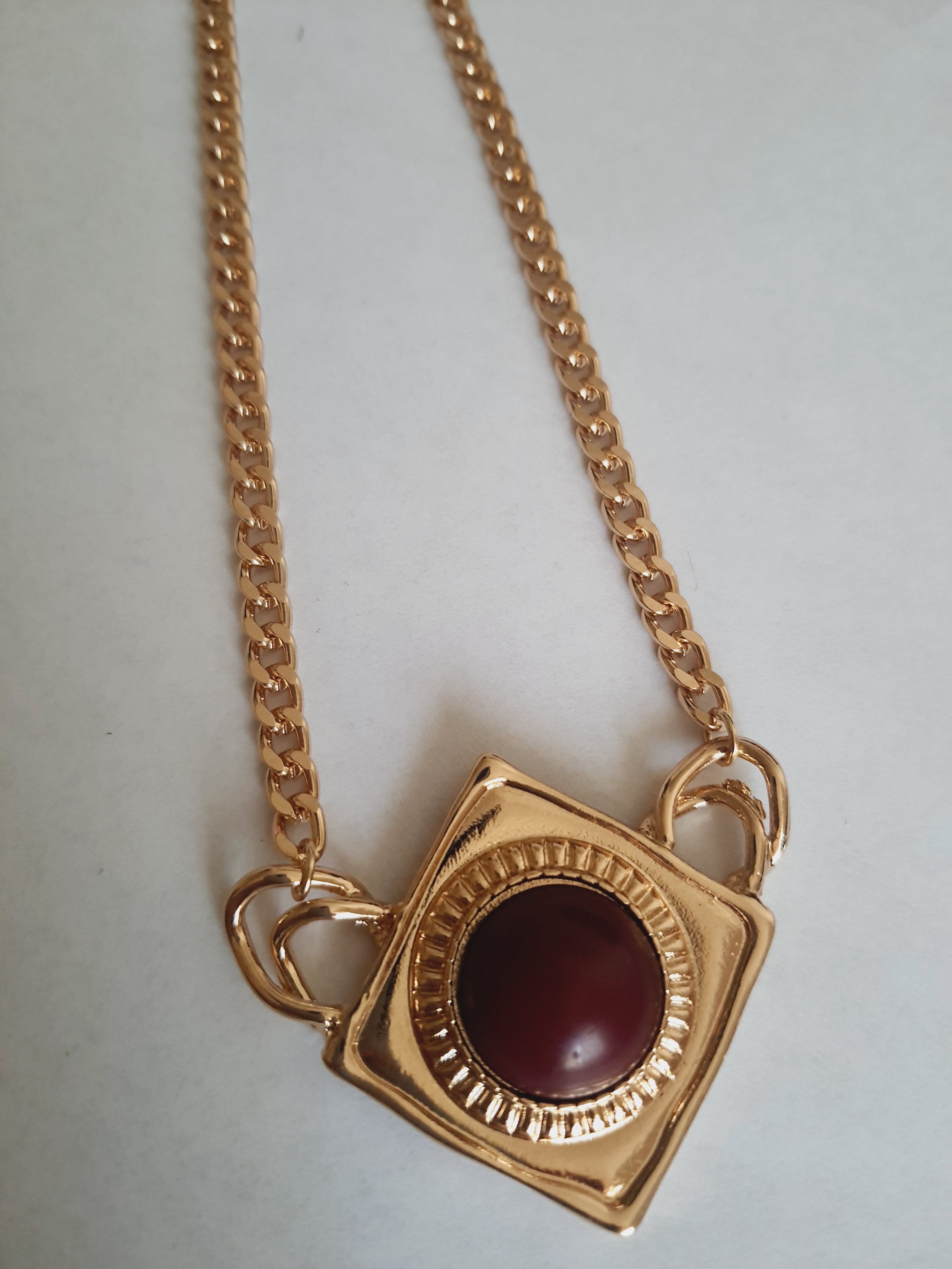 Złoty naszyjnik retro vintage ze stali nierdzewnej – stal chirurgiczna, wodoodporny, hipoalergiczny, jakość premium. Kwadratowa zawieszka z czerwonym kamieniem. Długość łańcuszka 45–53 cm. RougeBizu.