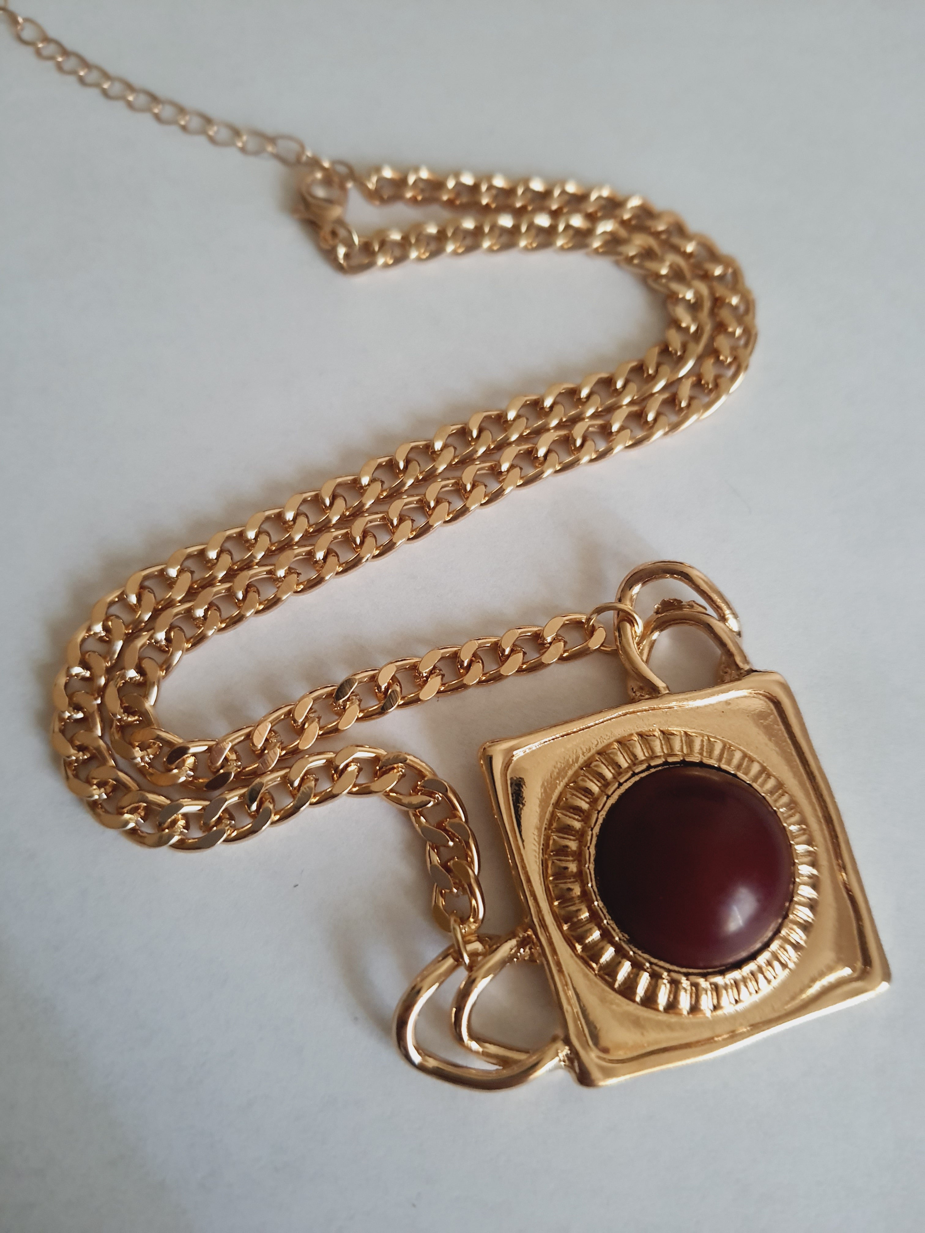 Złoty naszyjnik retro vintage ze stali nierdzewnej – stal chirurgiczna, wodoodporny, hipoalergiczny, jakość premium. Kwadratowa zawieszka z czerwonym kamieniem. Długość łańcuszka 45–53 cm. RougeBizu.