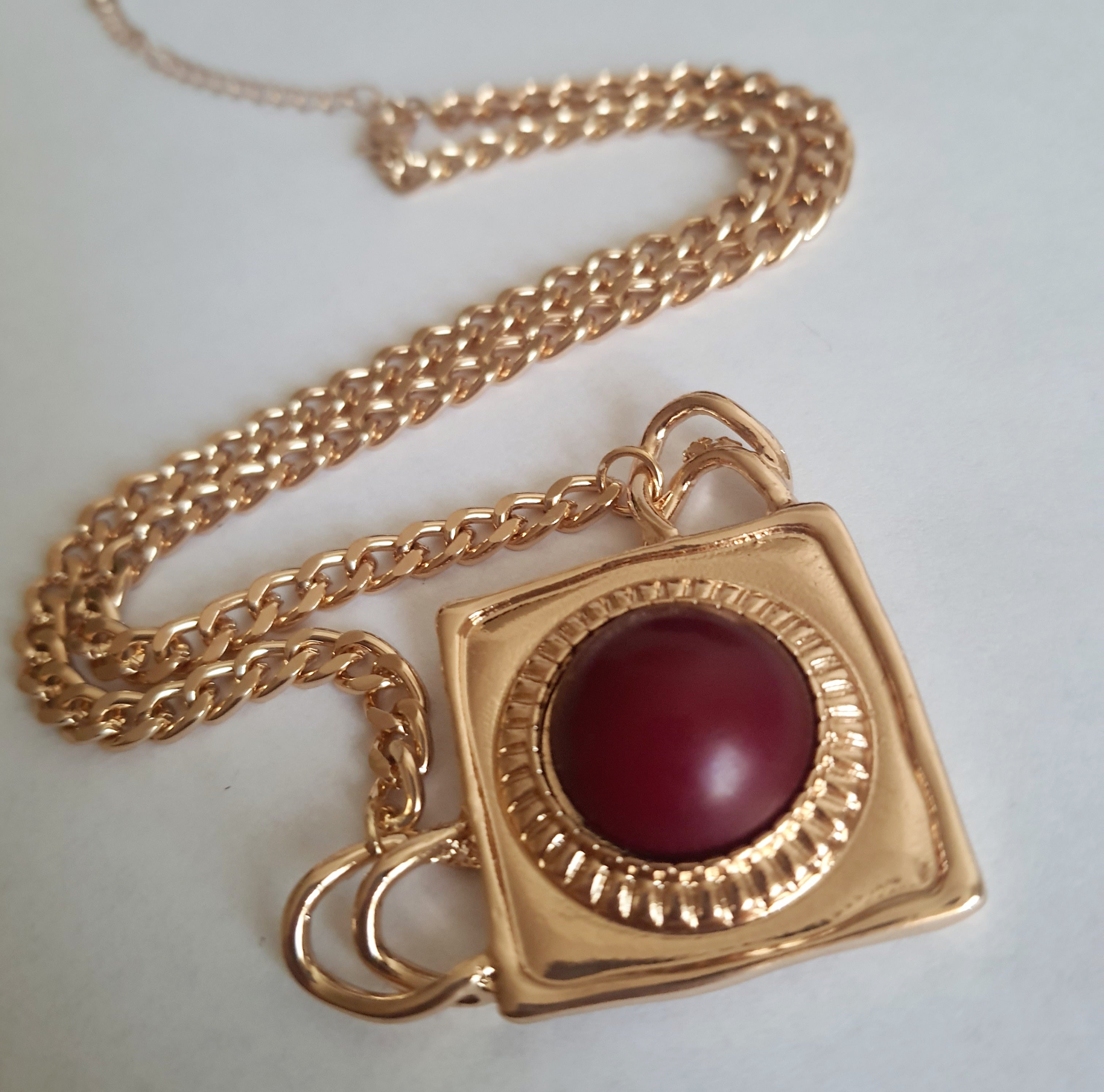 Złoty naszyjnik retro vintage ze stali nierdzewnej – stal chirurgiczna, wodoodporny, hipoalergiczny, jakość premium. Kwadratowa zawieszka z czerwonym kamieniem. Długość łańcuszka 45–53 cm. RougeBizu.