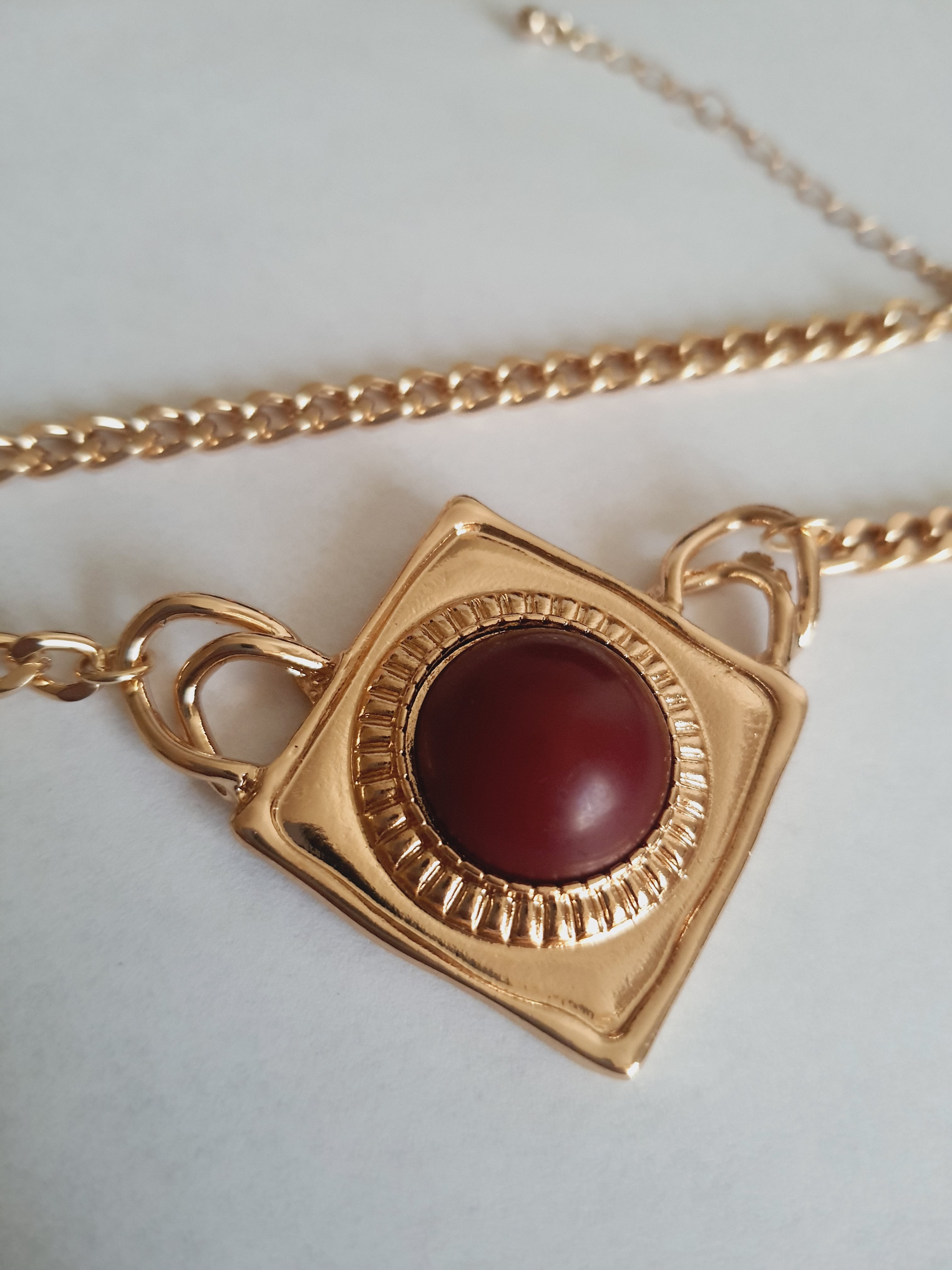 Złoty naszyjnik retro vintage ze stali nierdzewnej – stal chirurgiczna, wodoodporny, hipoalergiczny, jakość premium. Kwadratowa zawieszka z czerwonym kamieniem. Długość łańcuszka 45–53 cm. RougeBizu.