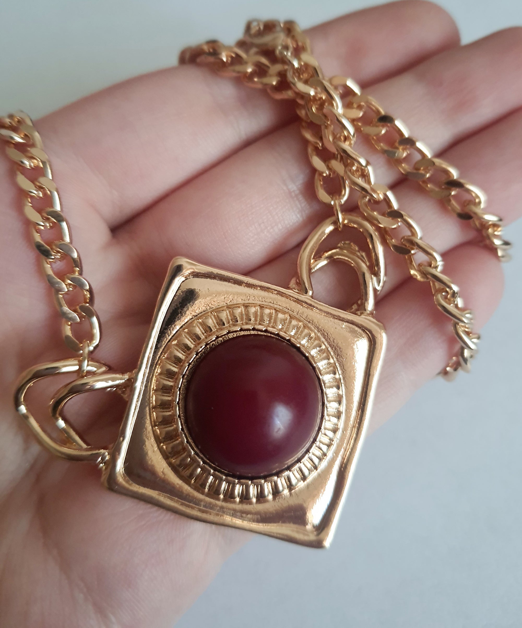Złoty naszyjnik retro vintage ze stali nierdzewnej – stal chirurgiczna, wodoodporny, hipoalergiczny, jakość premium. Kwadratowa zawieszka z czerwonym kamieniem. Długość łańcuszka 45–53 cm. RougeBizu.