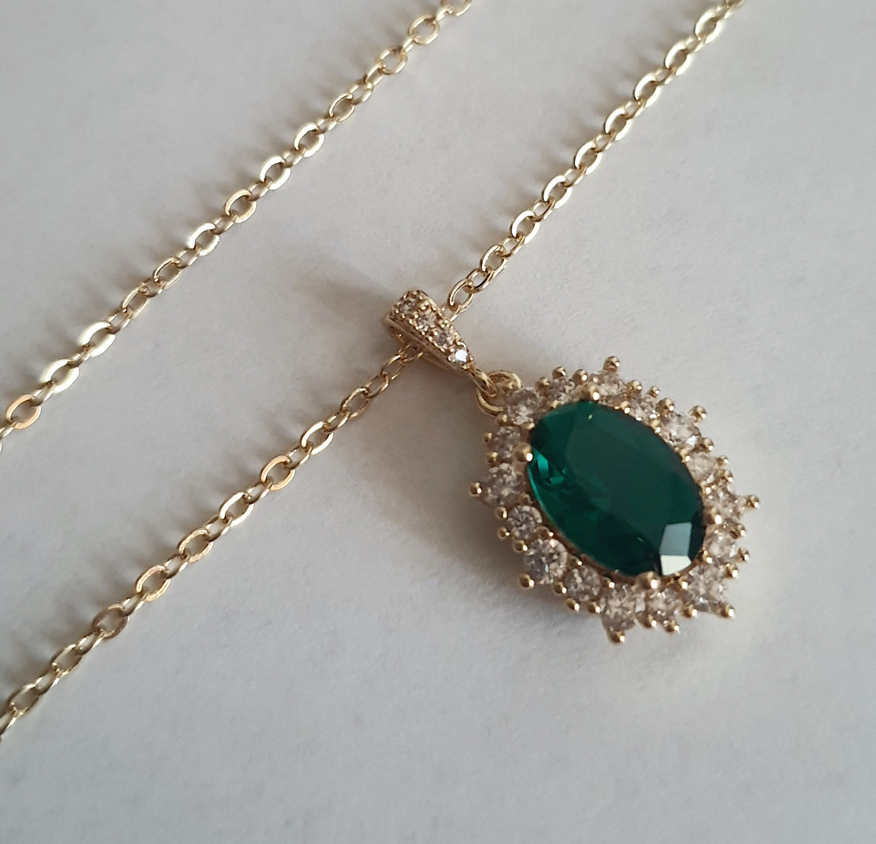 Złoty naszyjnik ze stali nierdzewnej – stal chirurgiczna, wodoodporna, hipoalergiczna, premium. Zawieszka zielony kamień w otoczeniu cyrkonii, długość łańcuszka 45 cm. RougeBizu.