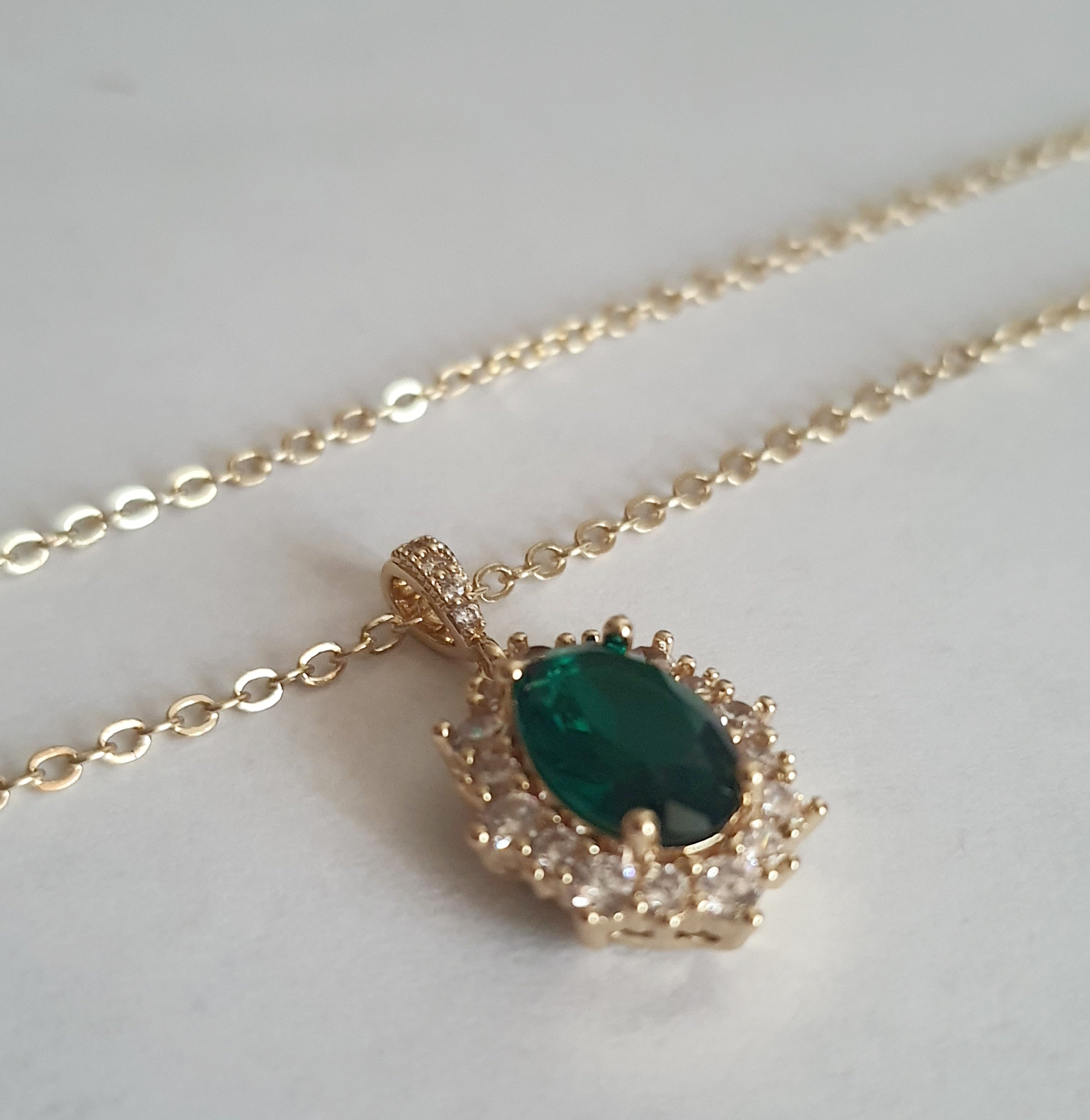 Złoty naszyjnik ze stali nierdzewnej – stal chirurgiczna, wodoodporna, hipoalergiczna, premium. Zawieszka zielony kamień w otoczeniu cyrkonii, długość łańcuszka 45 cm. RougeBizu.