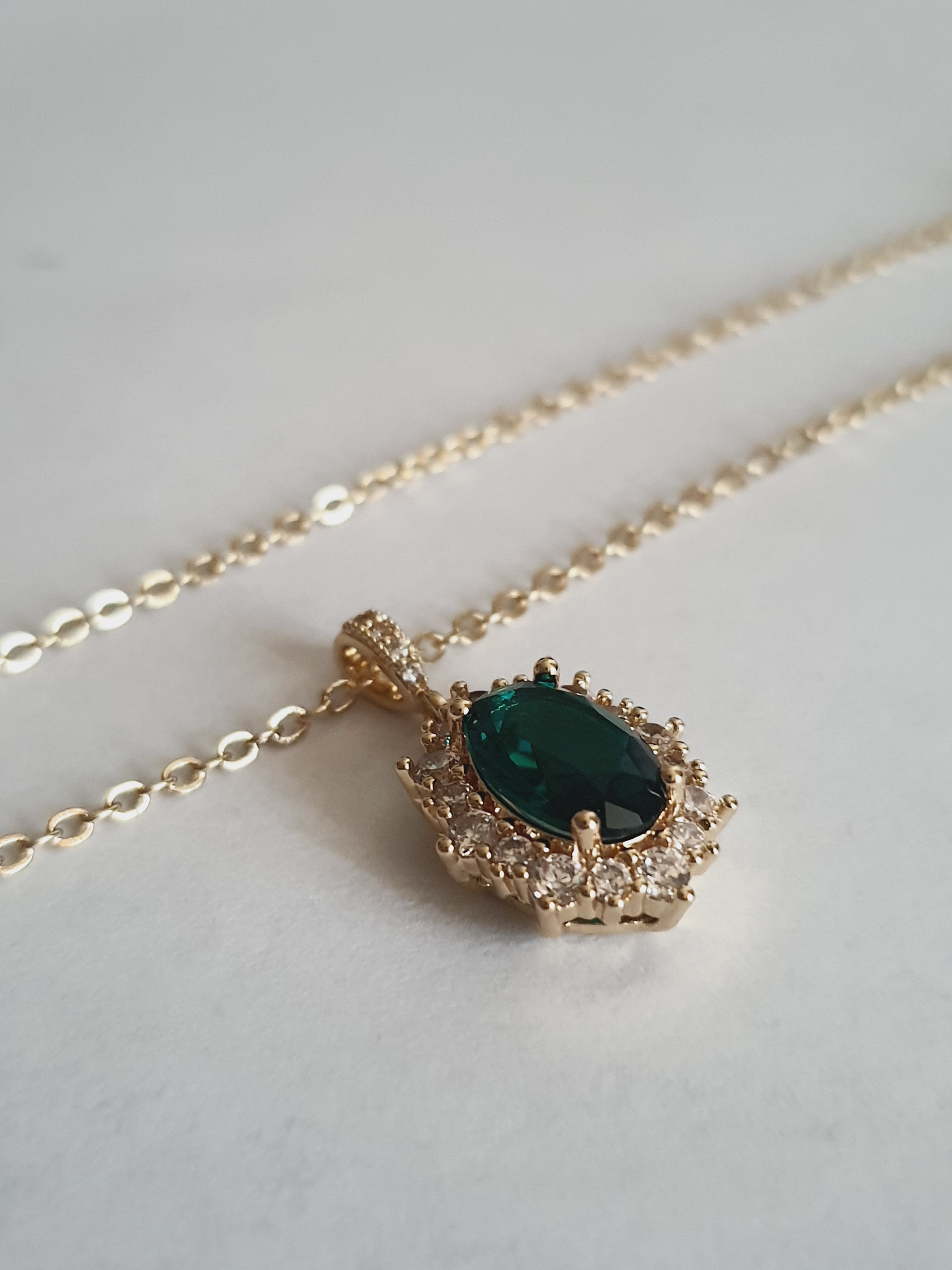 Złoty naszyjnik ze stali nierdzewnej – stal chirurgiczna, wodoodporna, hipoalergiczna, premium. Zawieszka zielony kamień w otoczeniu cyrkonii, długość łańcuszka 45 cm. RougeBizu.