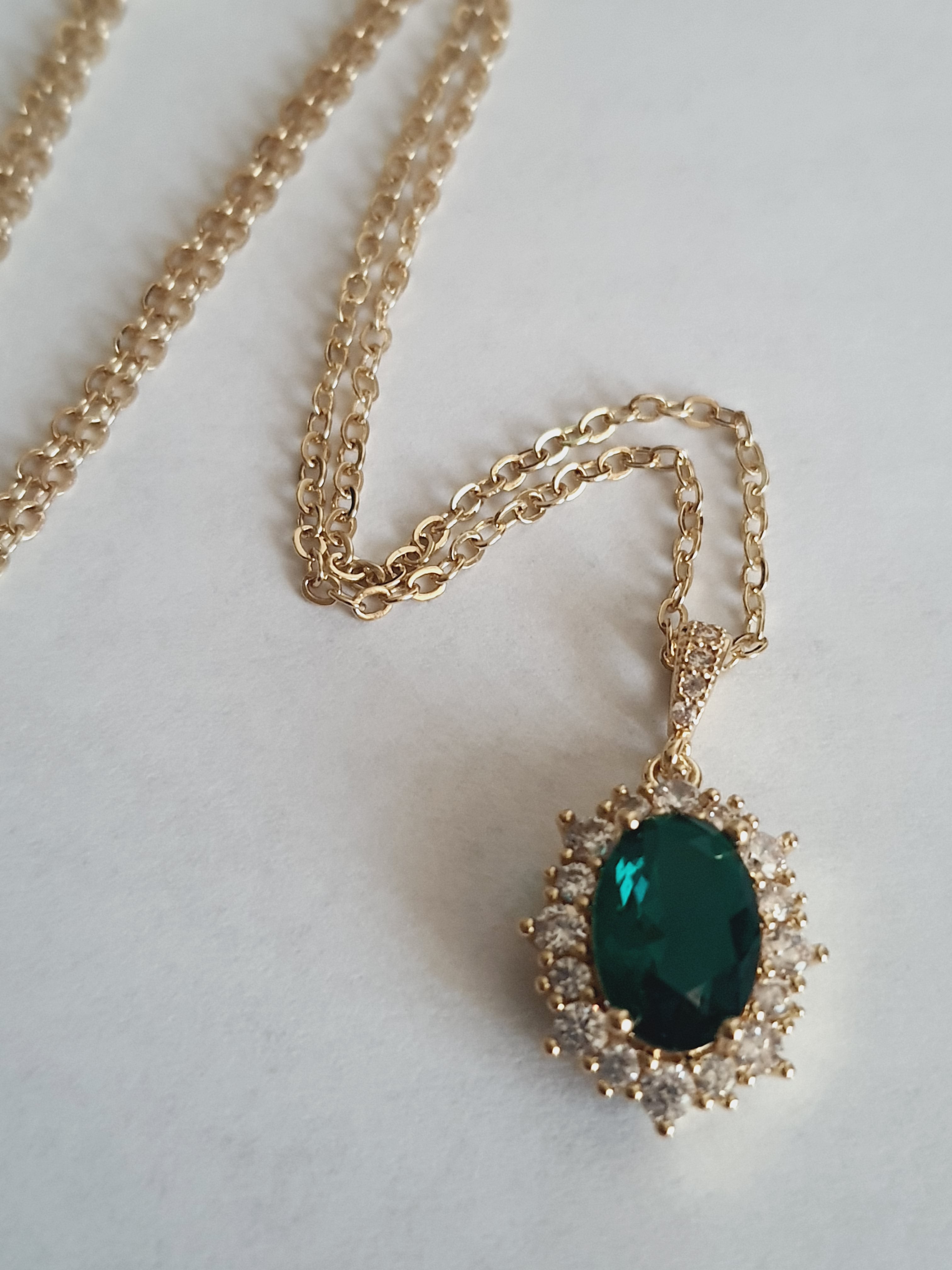 Złoty naszyjnik ze stali nierdzewnej – stal chirurgiczna, wodoodporna, hipoalergiczna, premium. Zawieszka zielony kamień w otoczeniu cyrkonii, długość łańcuszka 45 cm. RougeBizu.