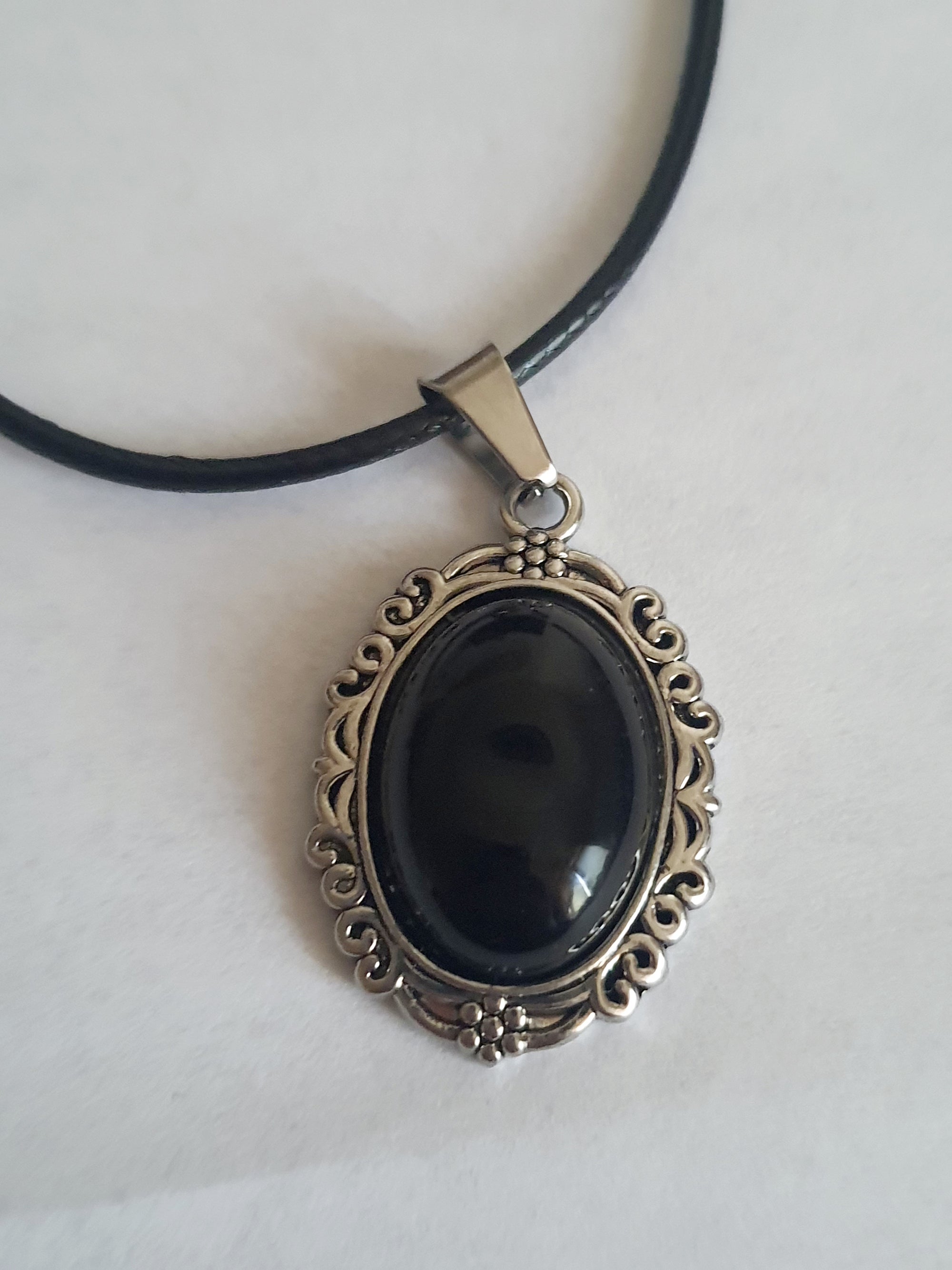 Naszyjnik vintage na rzemyku z syntetycznym obsydianem w srebrnej, zdobionej ramie, owalny czarny kamień, styl retro glamour, stal nierdzewna, stal chirurgiczna, wodoodporne, hipoalergiczne, jakość premium, Rouge Bizu.
