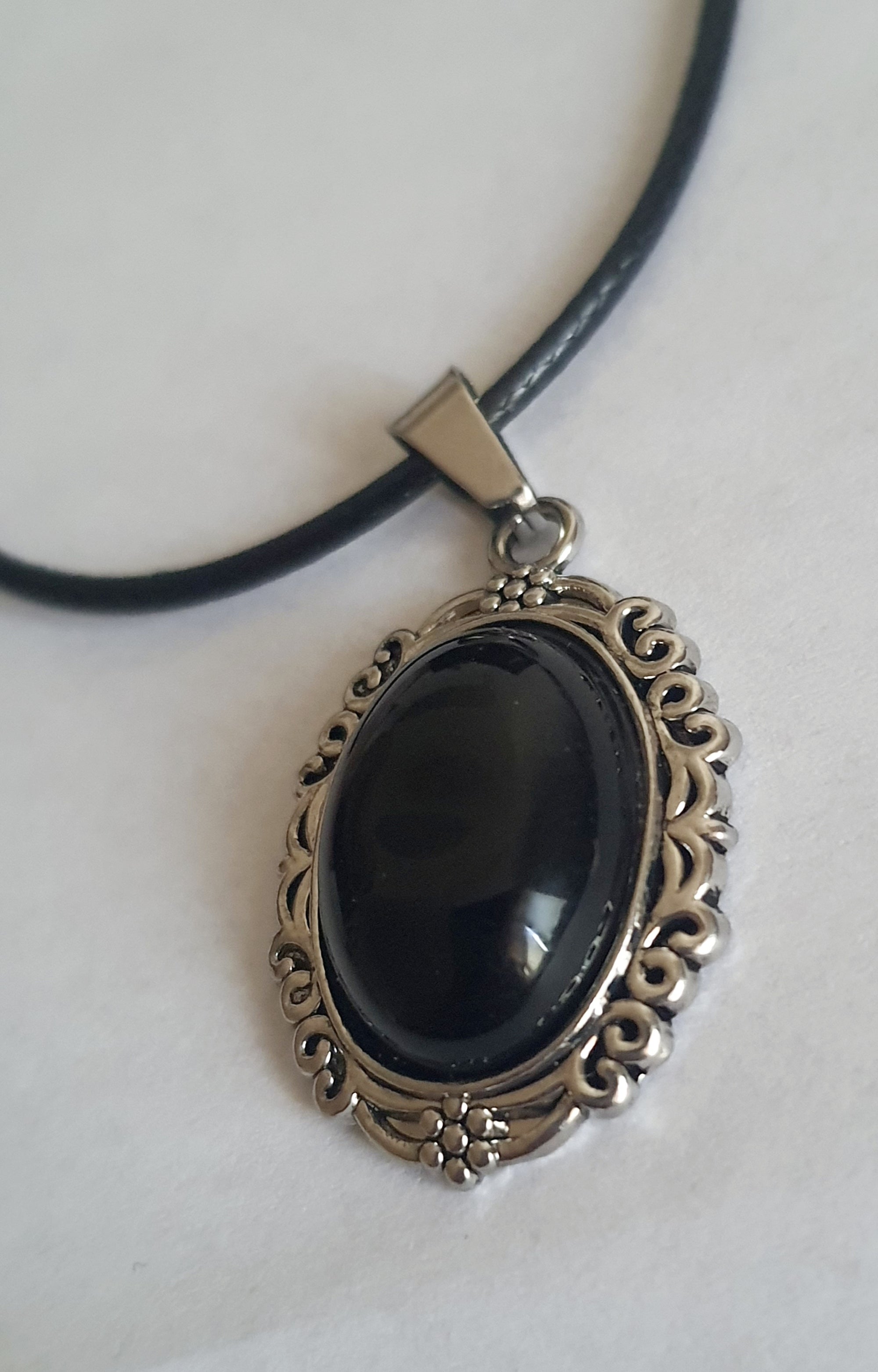 Naszyjnik vintage na rzemyku z syntetycznym obsydianem w srebrnej, zdobionej ramie, owalny czarny kamień, styl retro glamour, stal nierdzewna, stal chirurgiczna, wodoodporne, hipoalergiczne, jakość premium, Rouge Bizu.