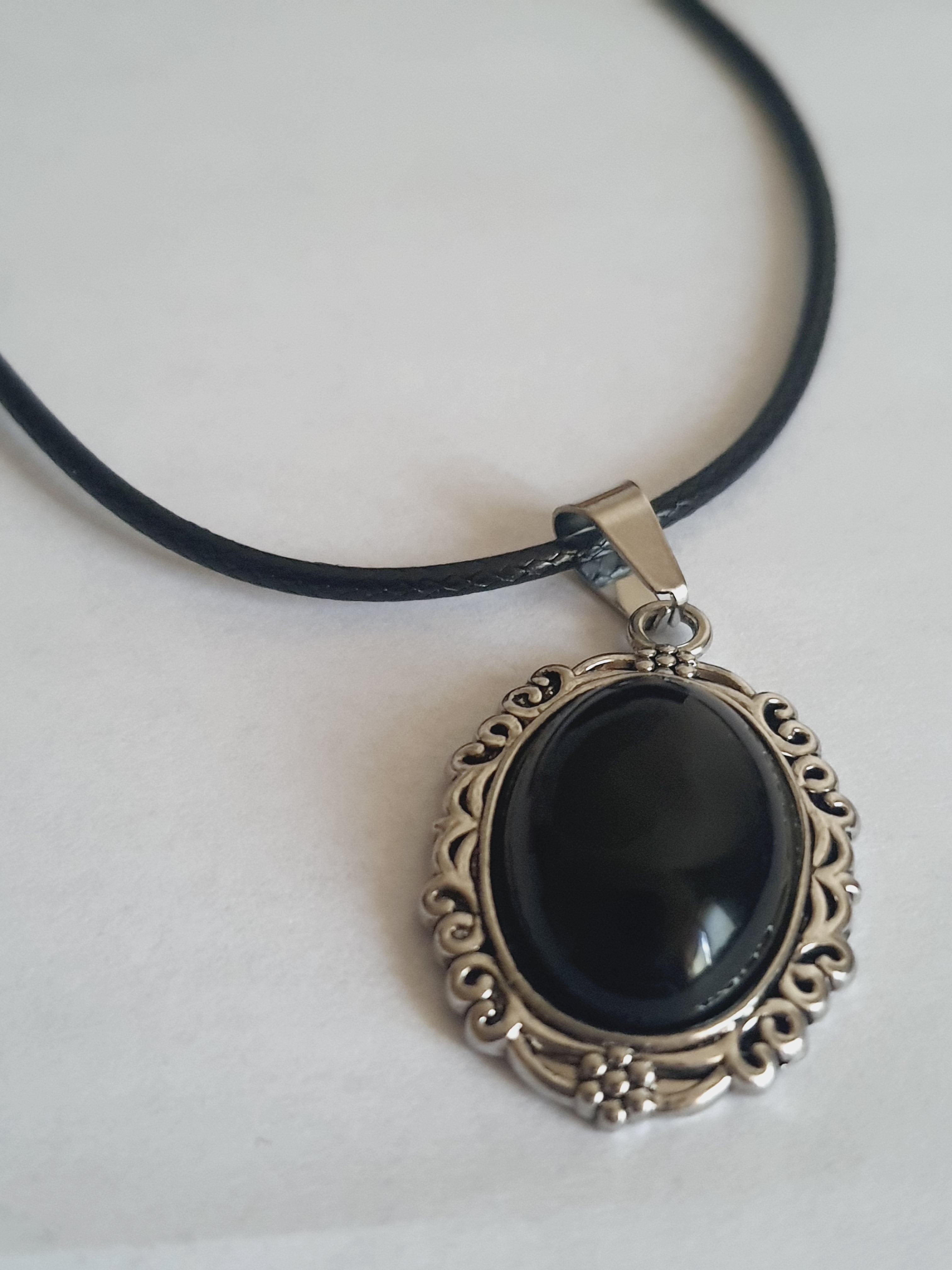 Naszyjnik vintage na rzemyku z syntetycznym obsydianem w srebrnej, zdobionej ramie, owalny czarny kamień, styl retro glamour, stal nierdzewna, stal chirurgiczna, wodoodporne, hipoalergiczne, jakość premium, Rouge Bizu.