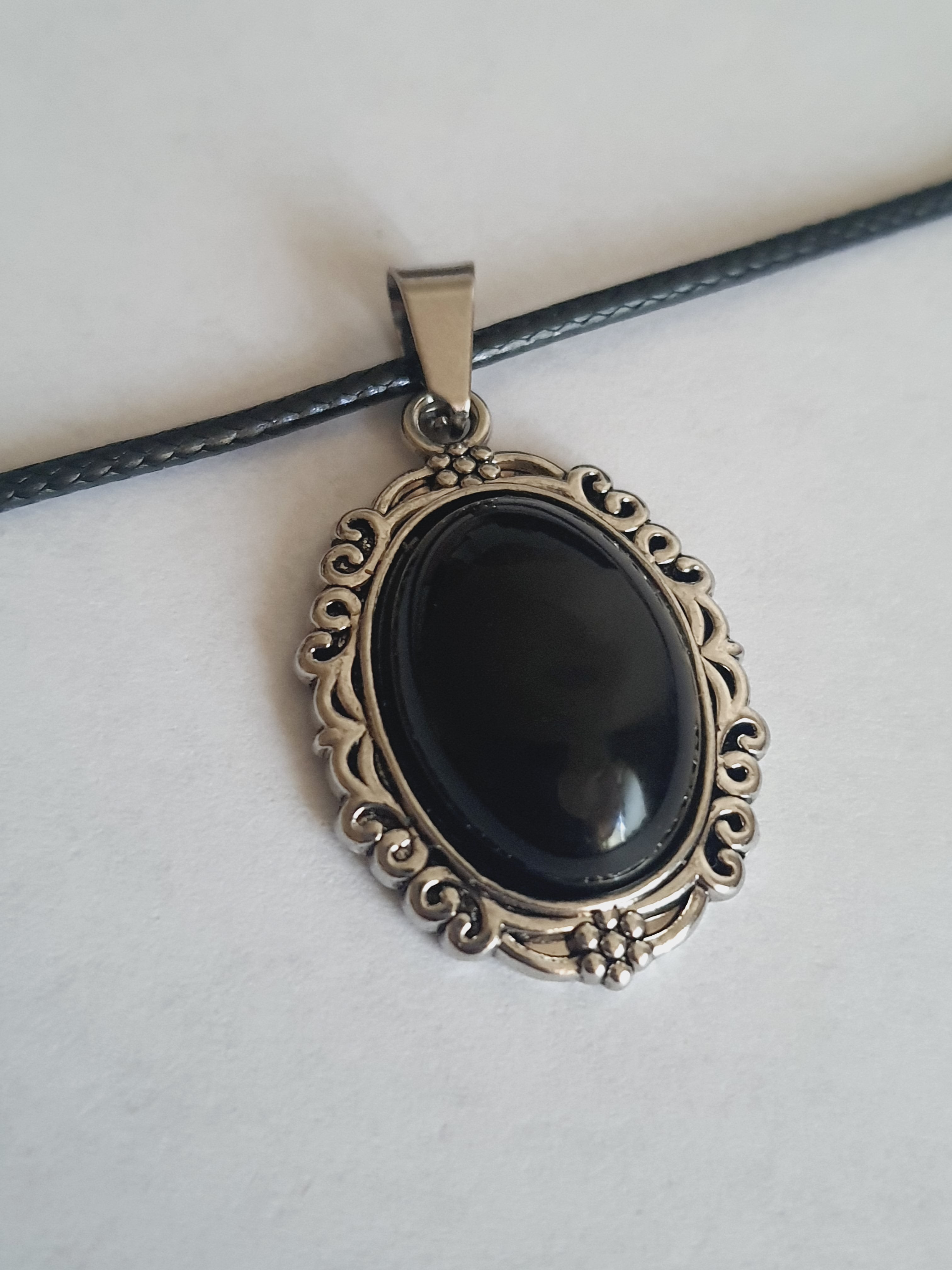 Naszyjnik vintage na rzemyku z syntetycznym obsydianem w srebrnej, zdobionej ramie, owalny czarny kamień, styl retro glamour, stal nierdzewna, stal chirurgiczna, wodoodporne, hipoalergiczne, jakość premium, Rouge Bizu.