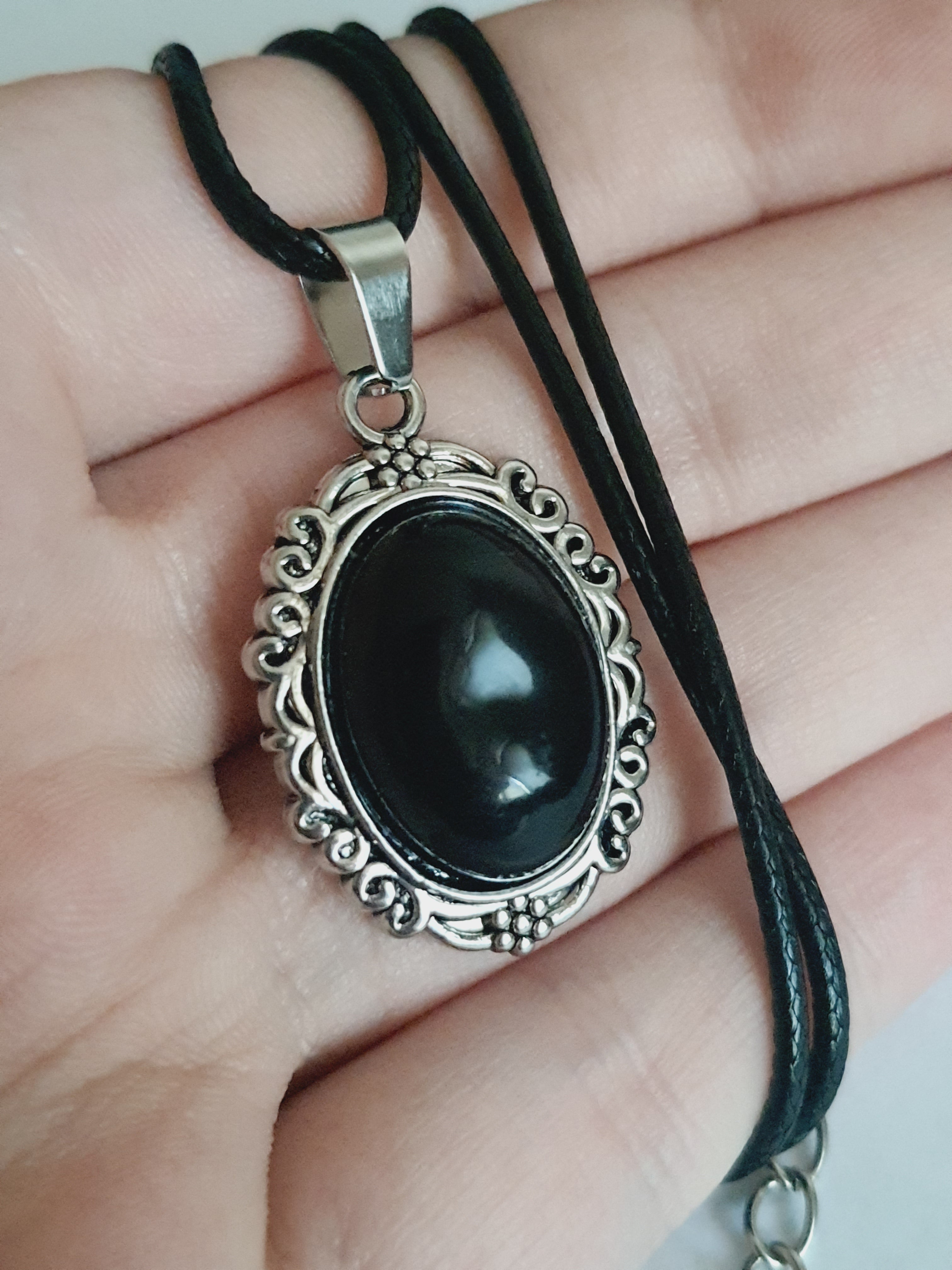 Naszyjnik vintage na rzemyku z syntetycznym obsydianem w srebrnej, zdobionej ramie, owalny czarny kamień, styl retro glamour, stal nierdzewna, stal chirurgiczna, wodoodporne, hipoalergiczne, jakość premium, Rouge Bizu.