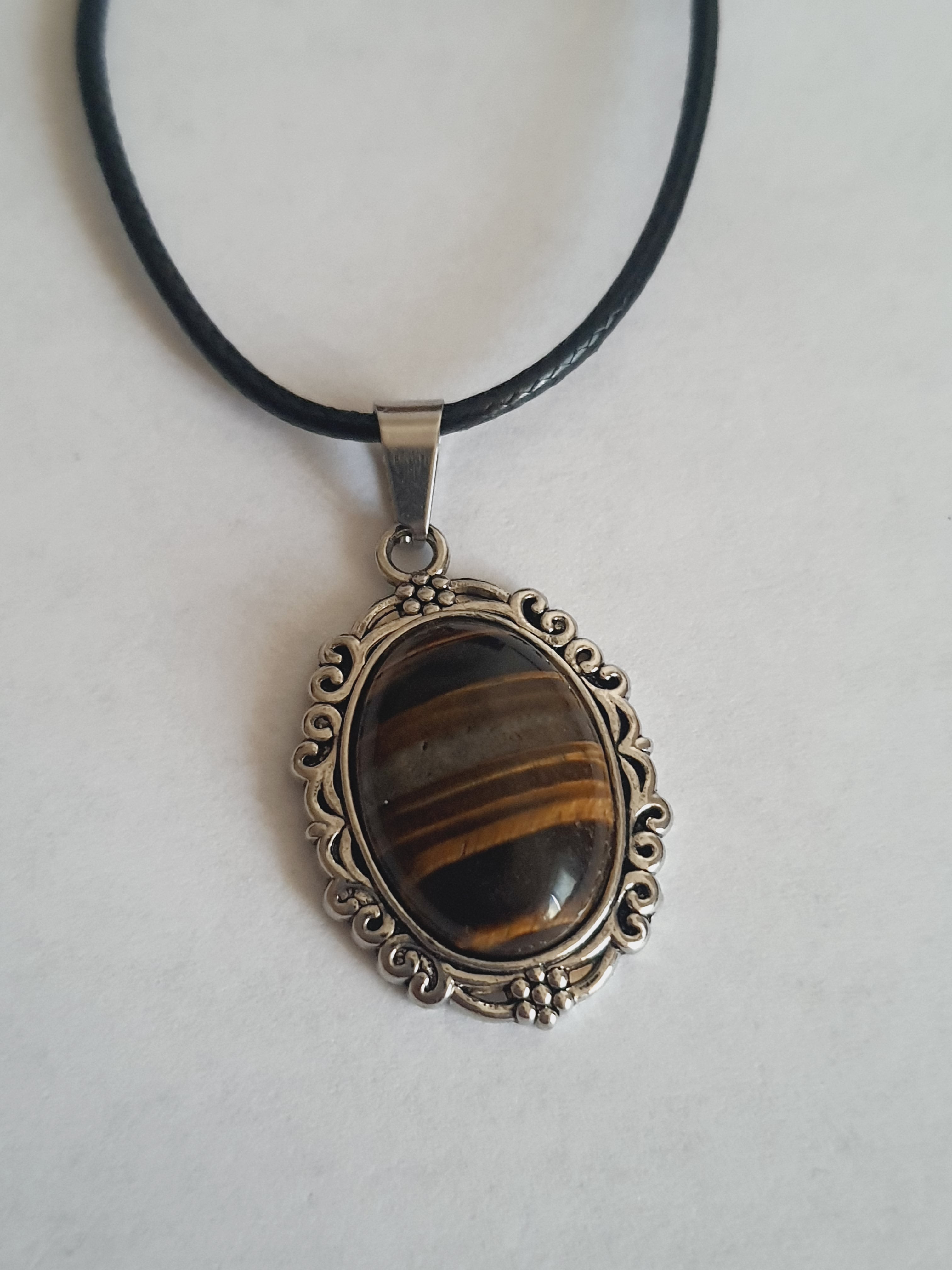 Naszyjnik vintage z syntetycznym okiem tygrysa na rzemyku – siła i elegancja