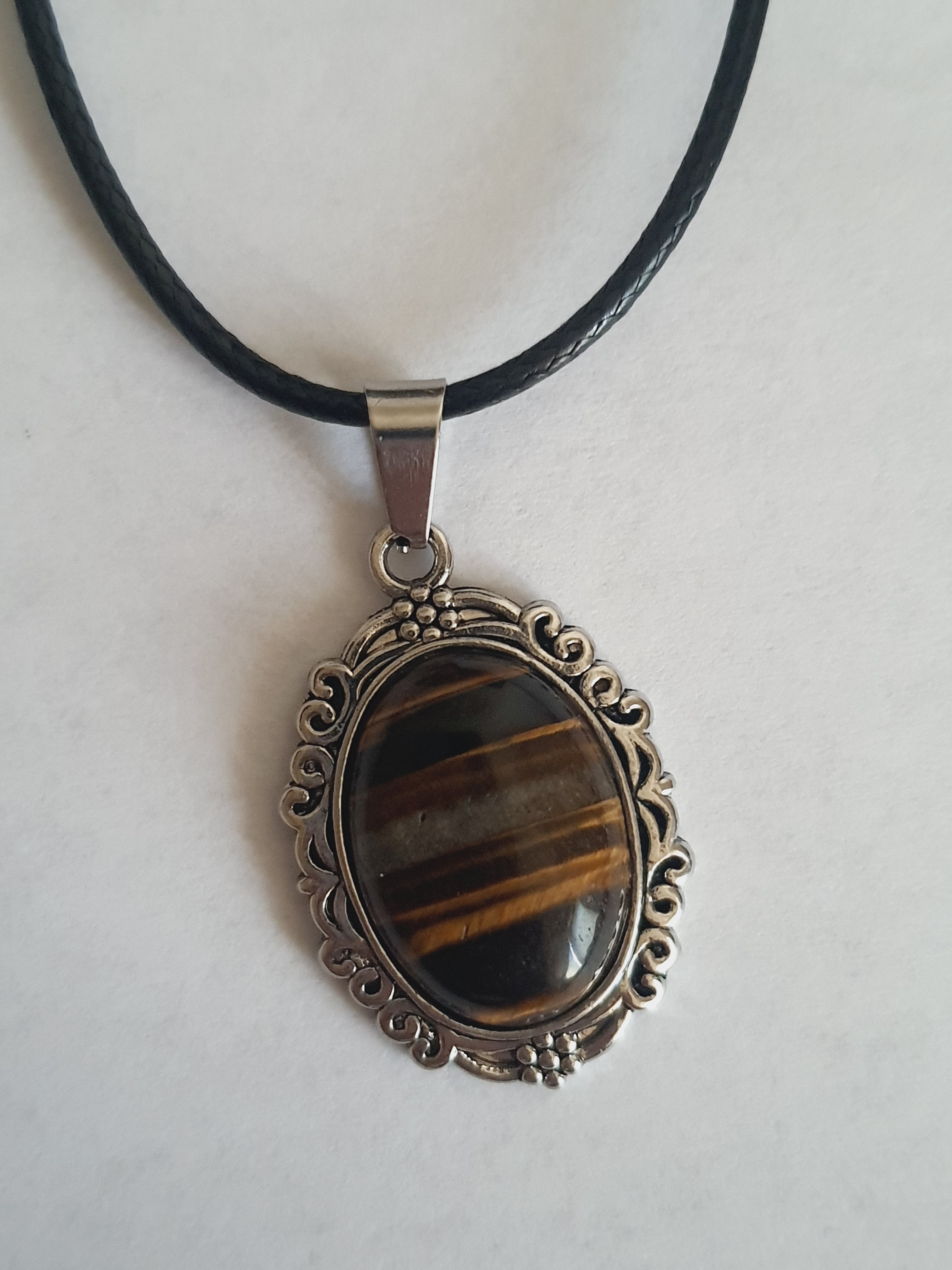 Naszyjnik vintage z syntetycznym okiem tygrysa na rzemyku – siła i elegancja