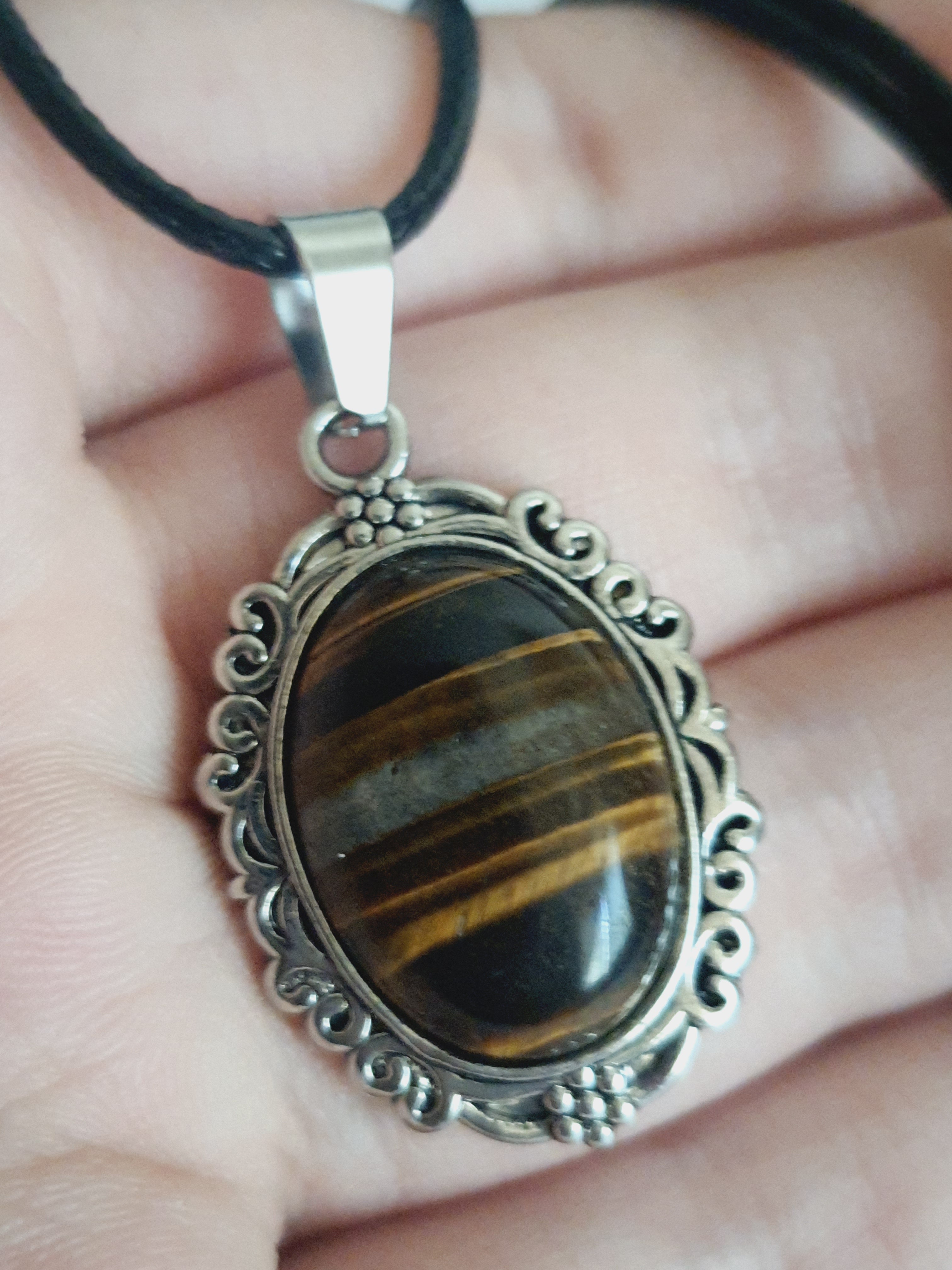 Naszyjnik vintage z syntetycznym okiem tygrysa na rzemyku – siła i elegancja