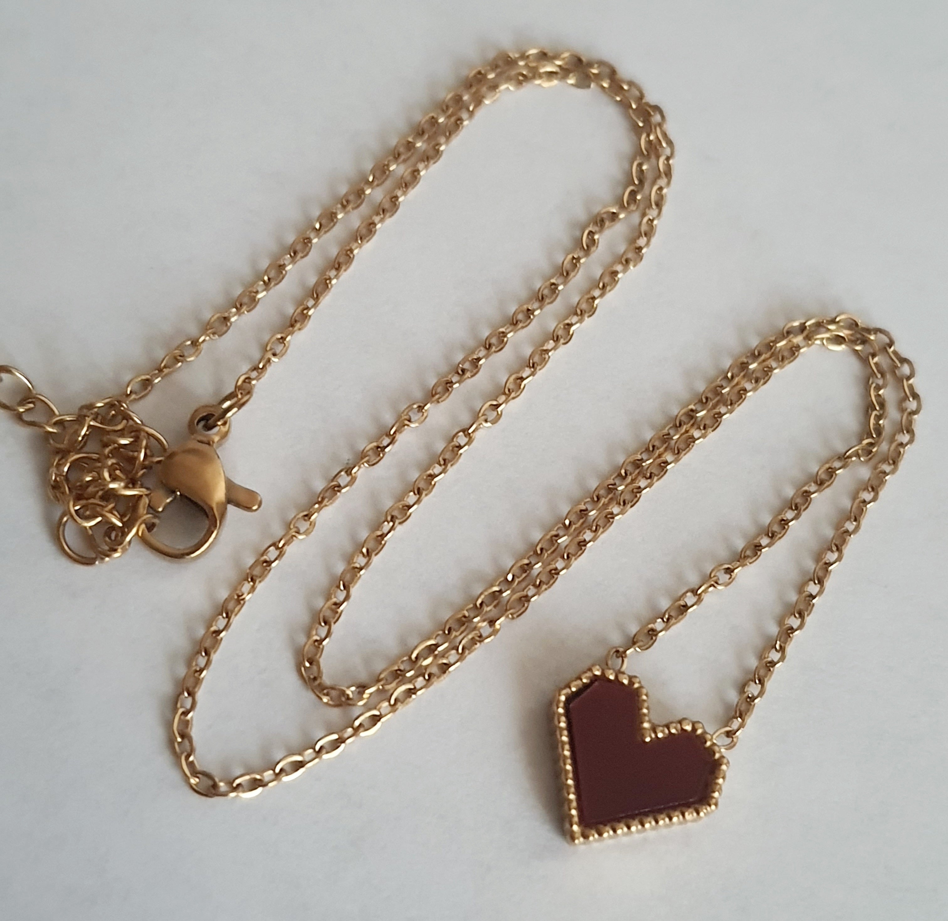 Naszyjnik złoty łańcuszek z zawieszką w kształcie serca w kolorze bordo, zdobiona ramka, stal nierdzewna, stal chirurgiczna, wodoodporne, hipoalergiczne, jakość premium, Rouge Bizu.