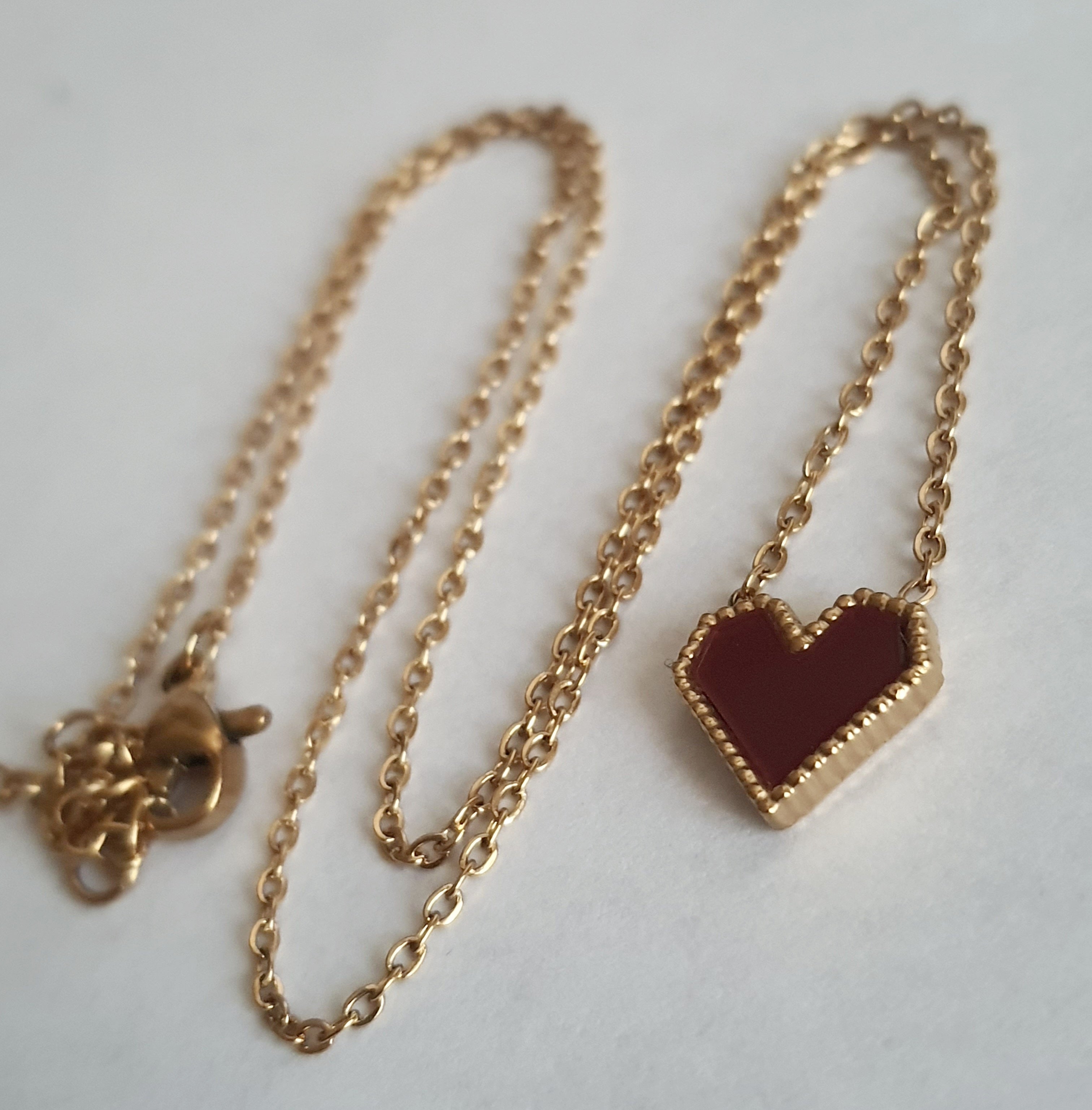 Naszyjnik złoty łańcuszek z zawieszką w kształcie serca w kolorze bordo, zdobiona ramka, stal nierdzewna, stal chirurgiczna, wodoodporne, hipoalergiczne, jakość premium, Rouge Bizu.