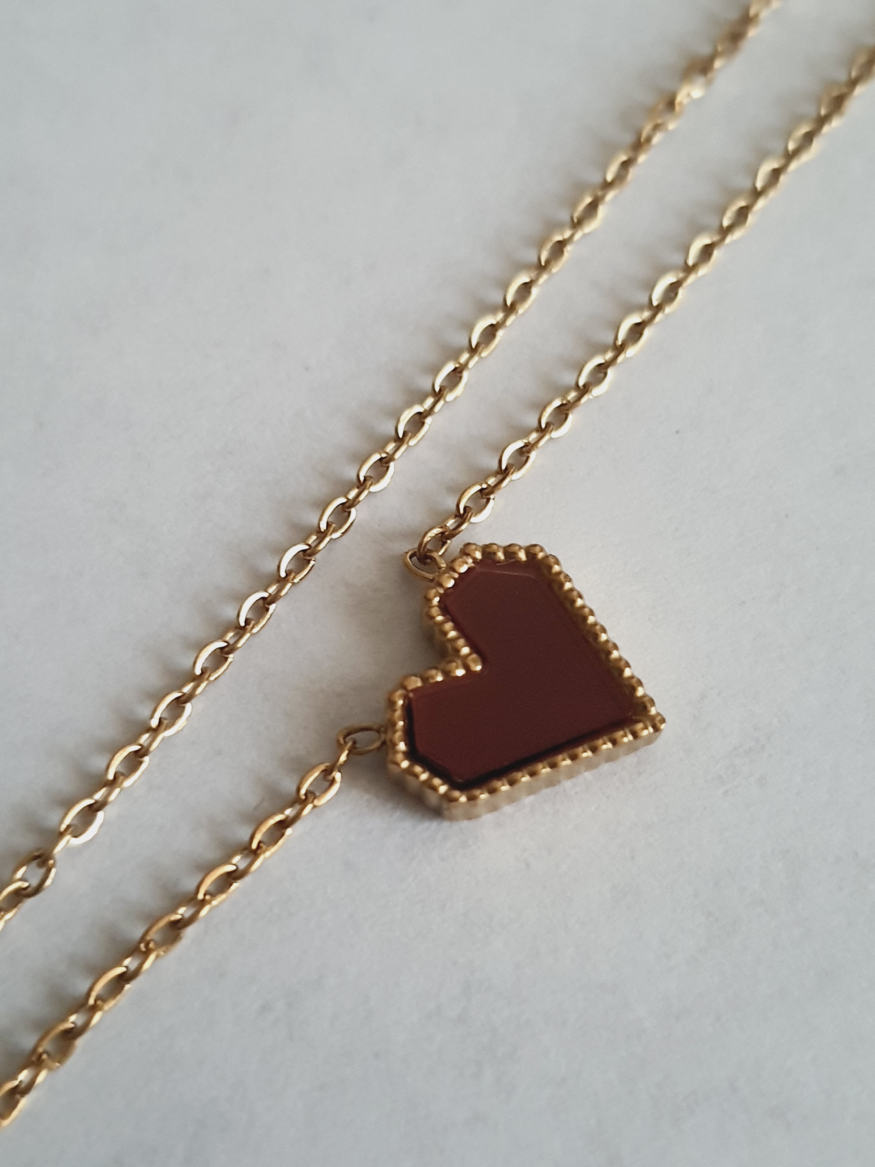 Naszyjnik złoty łańcuszek z zawieszką w kształcie serca w kolorze bordo, zdobiona ramka, stal nierdzewna, stal chirurgiczna, wodoodporne, hipoalergiczne, jakość premium, Rouge Bizu.