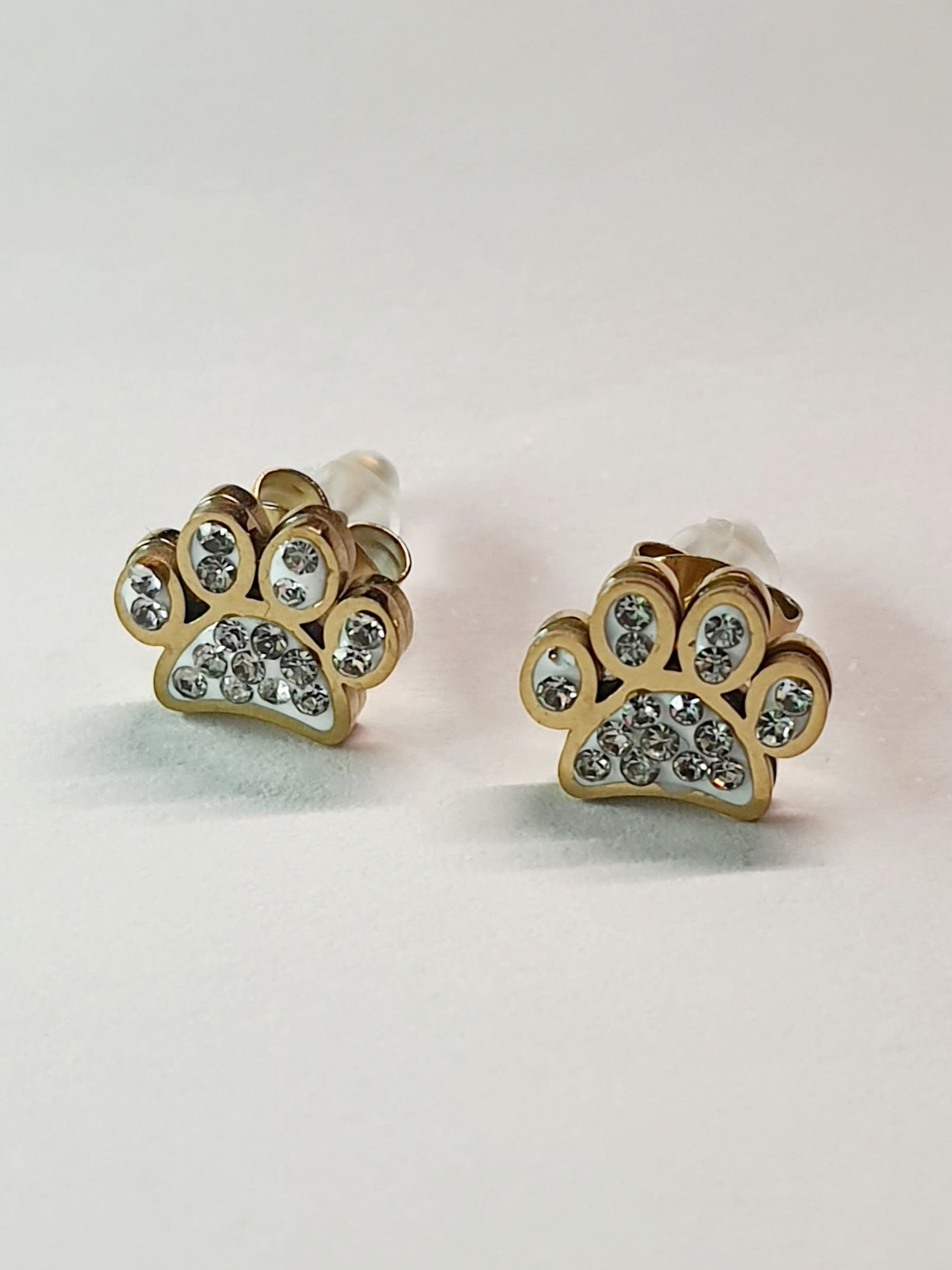 Złote kolczyki w kształcie psich łapek z przezroczystymi cyrkoniami, średnica 1 cm, stal chirurgiczna, stal nierdzewna, wodoodporne, hipoalergiczne, jakość premium, elegancki styl, Rouge Bizu.