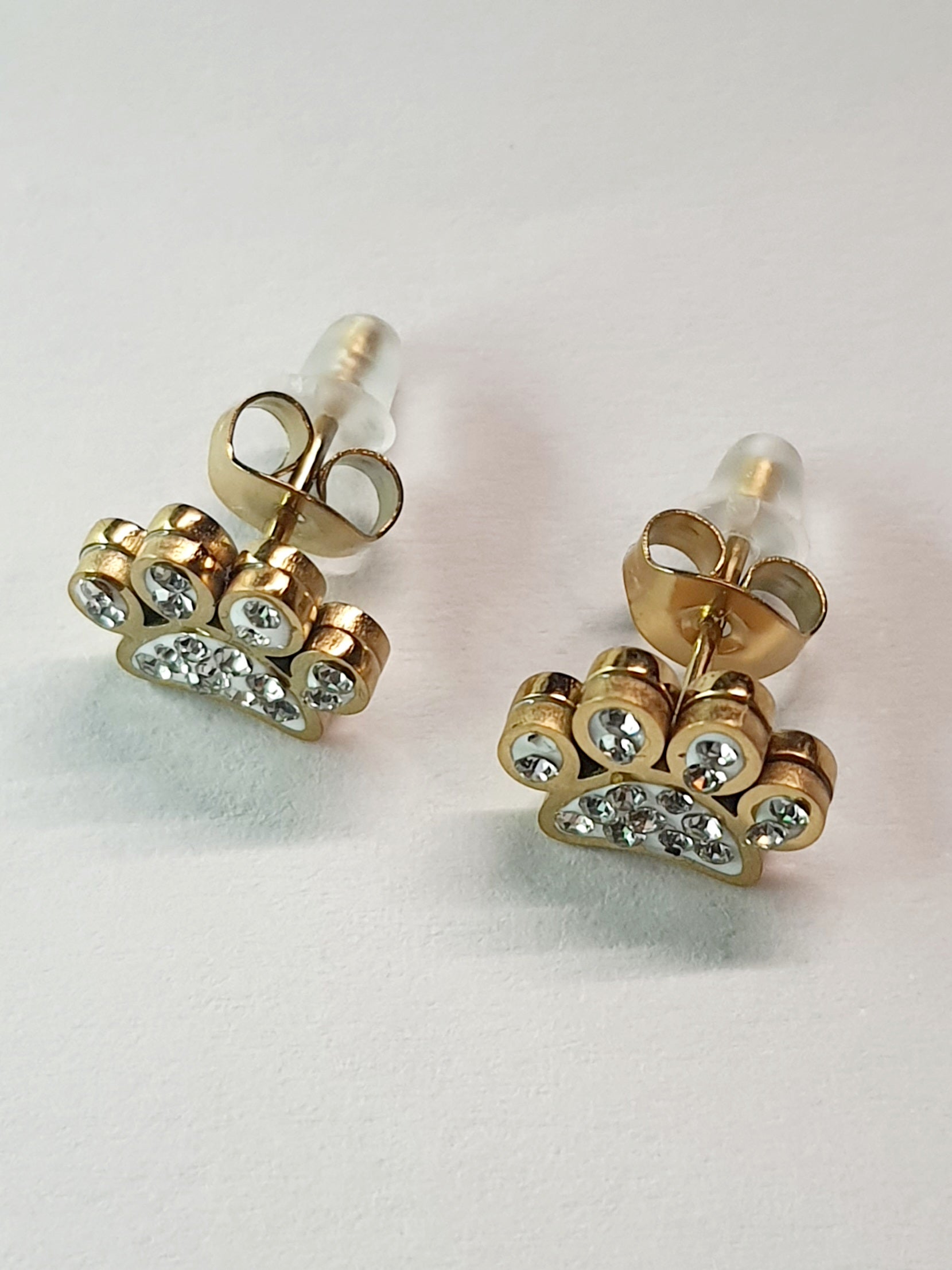 Złote kolczyki w kształcie psich łapek z przezroczystymi cyrkoniami, średnica 1 cm, stal chirurgiczna, stal nierdzewna, wodoodporne, hipoalergiczne, jakość premium, elegancki styl, Rouge Bizu.
