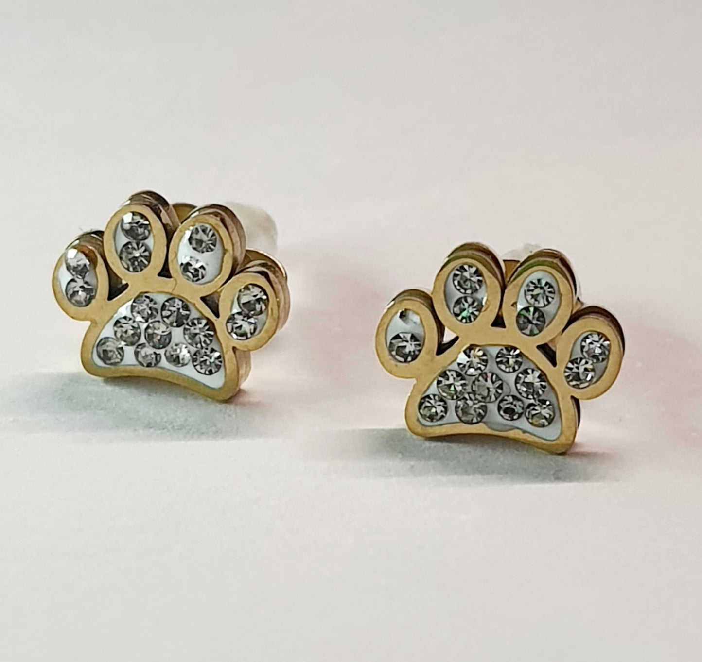 Złote kolczyki w kształcie psich łapek z przezroczystymi cyrkoniami, średnica 1 cm, stal chirurgiczna, stal nierdzewna, wodoodporne, hipoalergiczne, jakość premium, elegancki styl, Rouge Bizu.