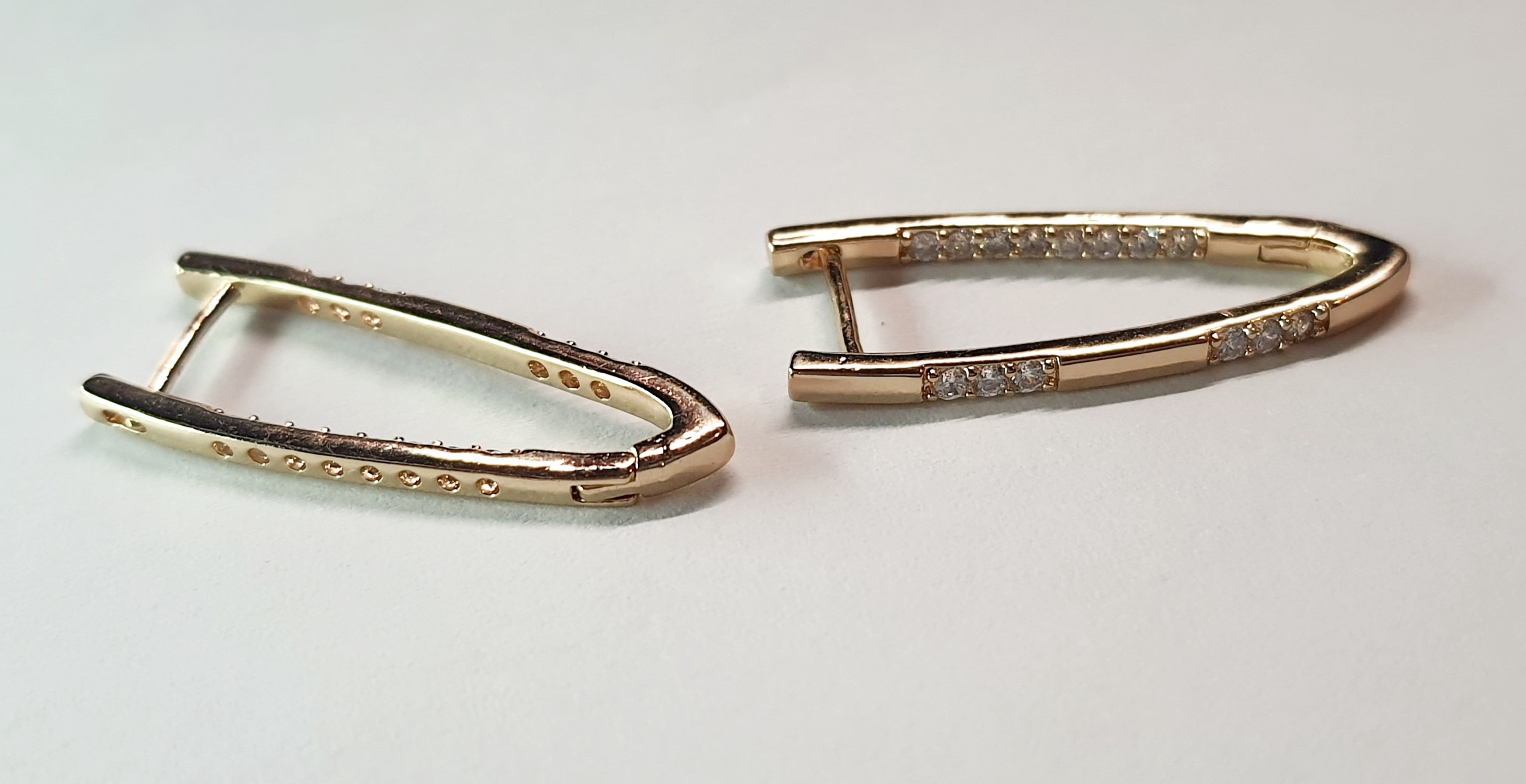 Złote kolczyki geometryczne z przezroczystymi cyrkoniami, długość 2,8 cm, stal chirurgiczna, stal nierdzewna, wodoodporne, hipoalergiczne, jakość premium, minimalistyczny styl, Rouge Bizu.